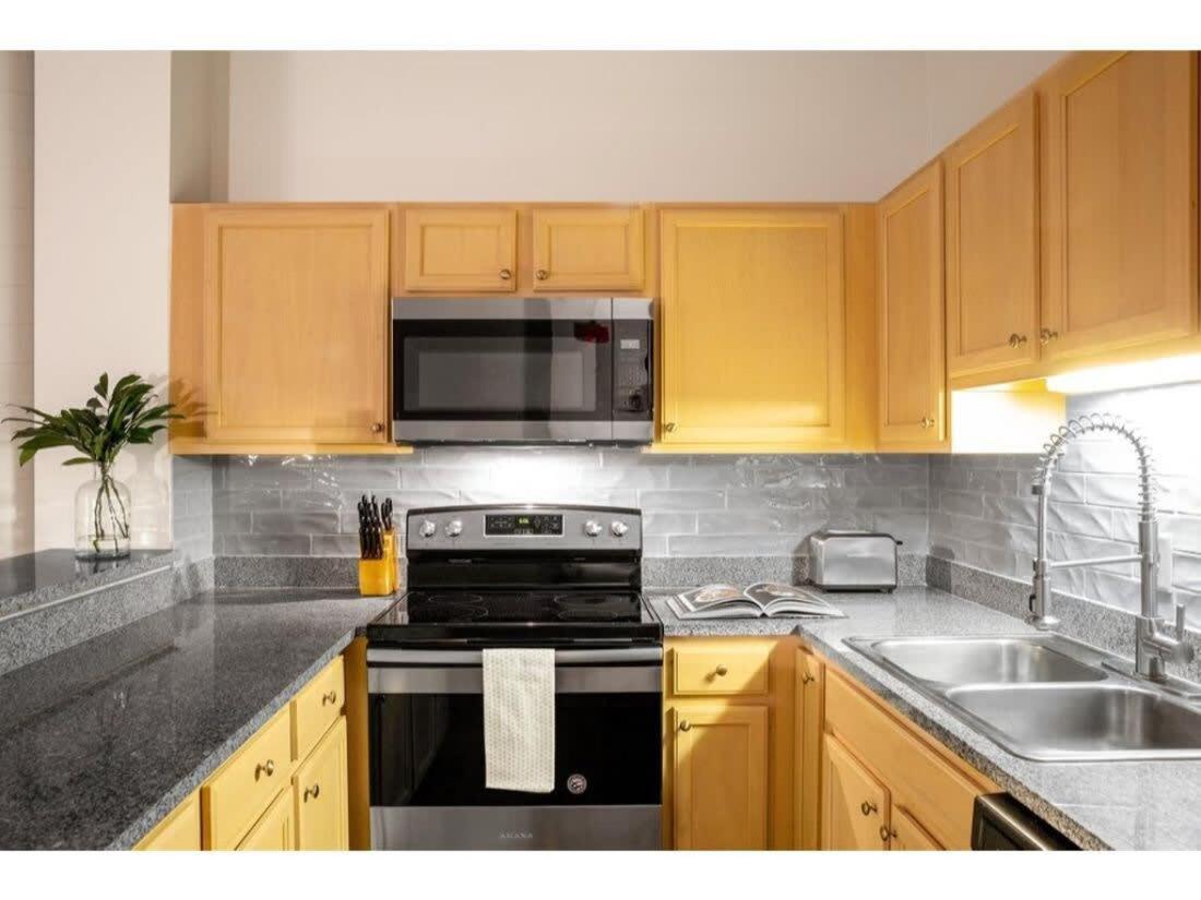 Apartment Contemporary 2br 2ba By Cozysuites