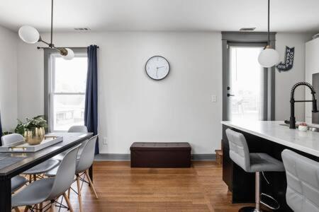 Modern Architect's Duplex By Cozysuites Indianapolis