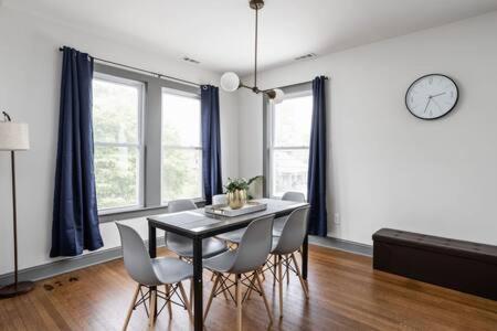 Modern Architect's Duplex By Cozysuites * Indianapolis