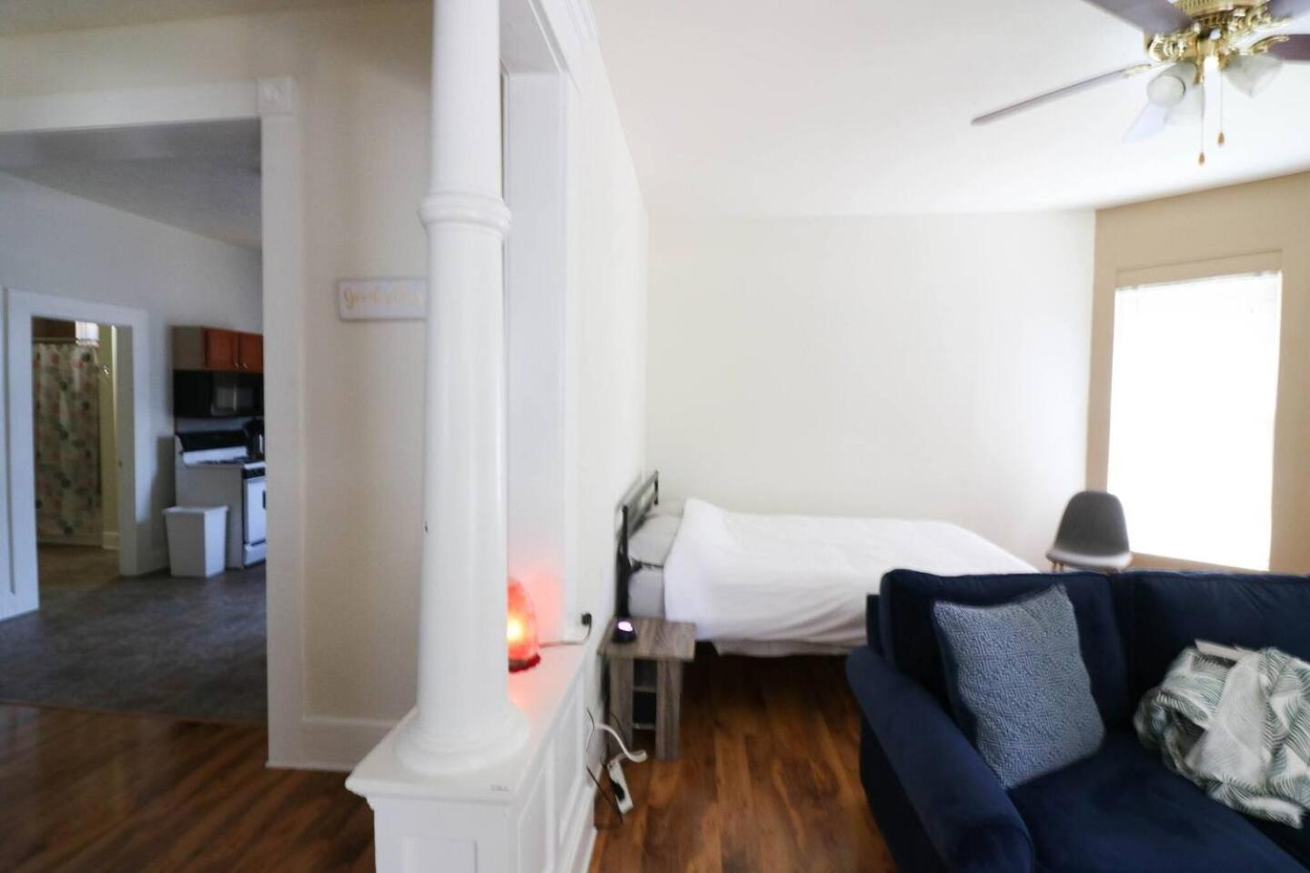 Apartment Downtown Indy Unit - 2 Beds, Workspace & Parking *