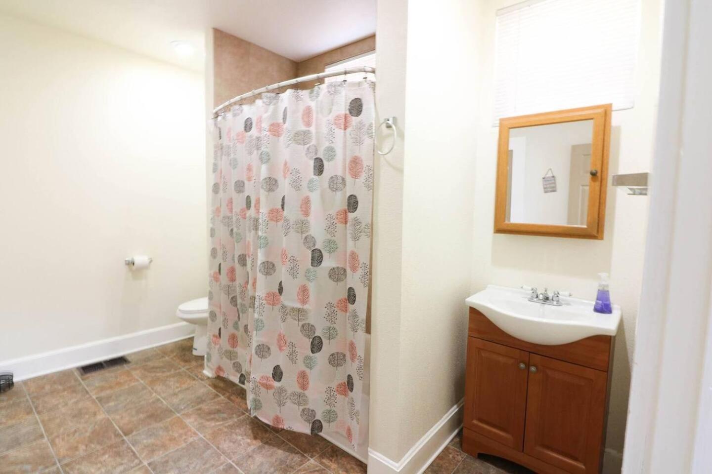 Downtown Indy Unit - 2 Beds, Workspace & Parking Apartment *