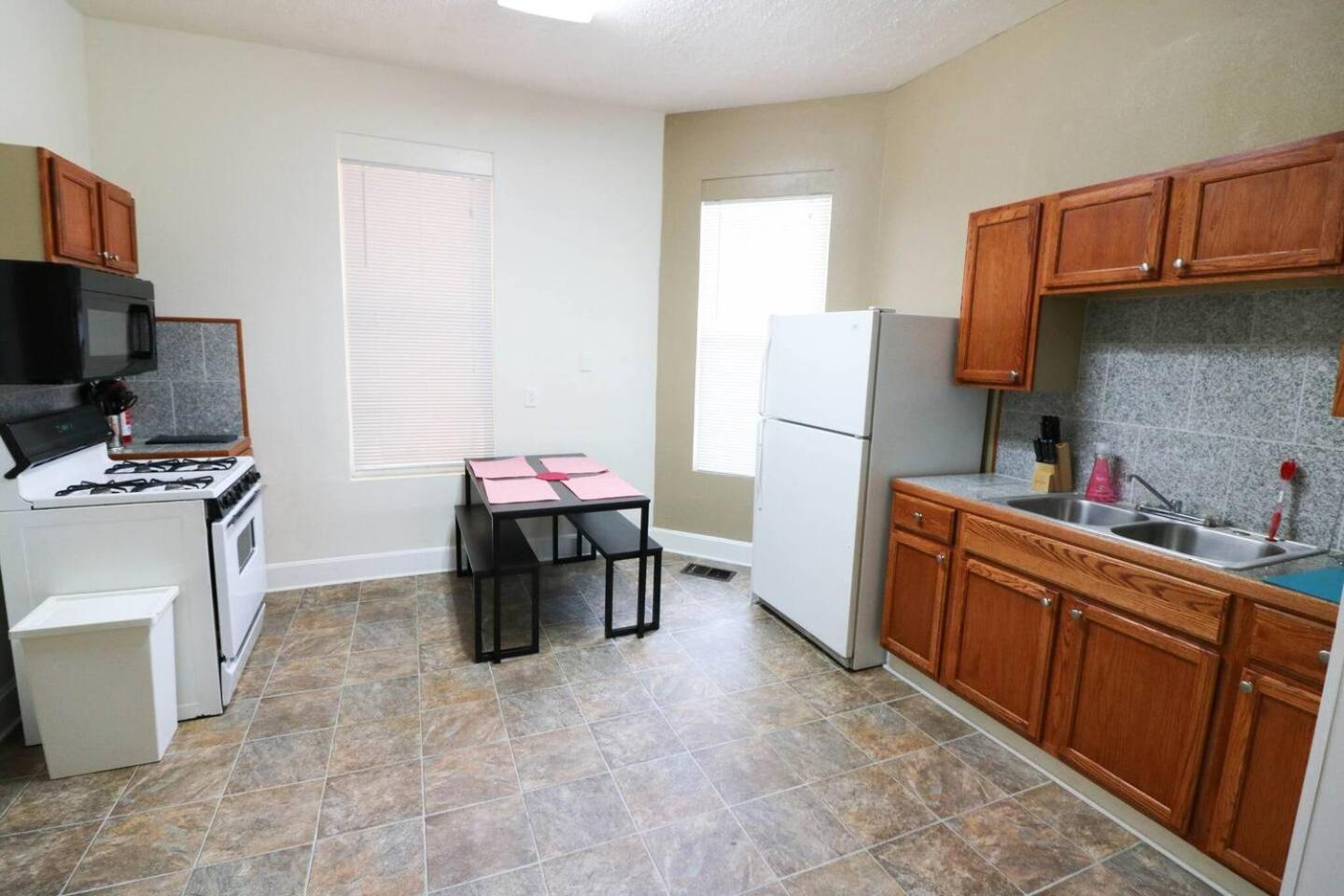 Apartment Downtown Indy Unit - 2 Beds, Workspace & Parking