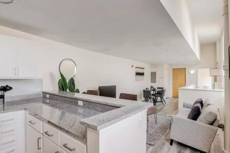 Cozysuites 2br - 2ba With Skybridge Access #1 Apartment Indianapolis