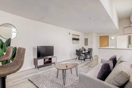Cozysuites 2br - 2ba With Skybridge Access #1 Apartment Indianapolis