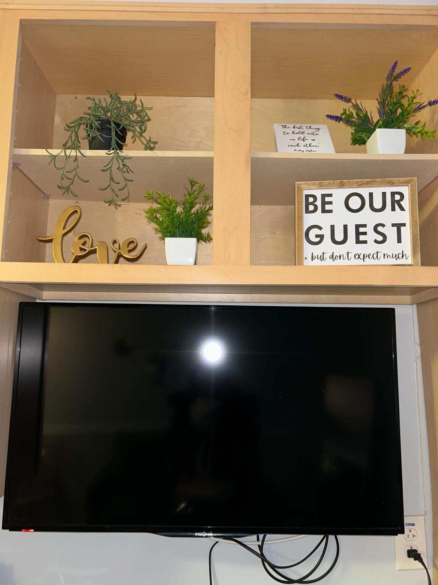 Spooky Low Rate!! Downtown With Free Parking Apartment *