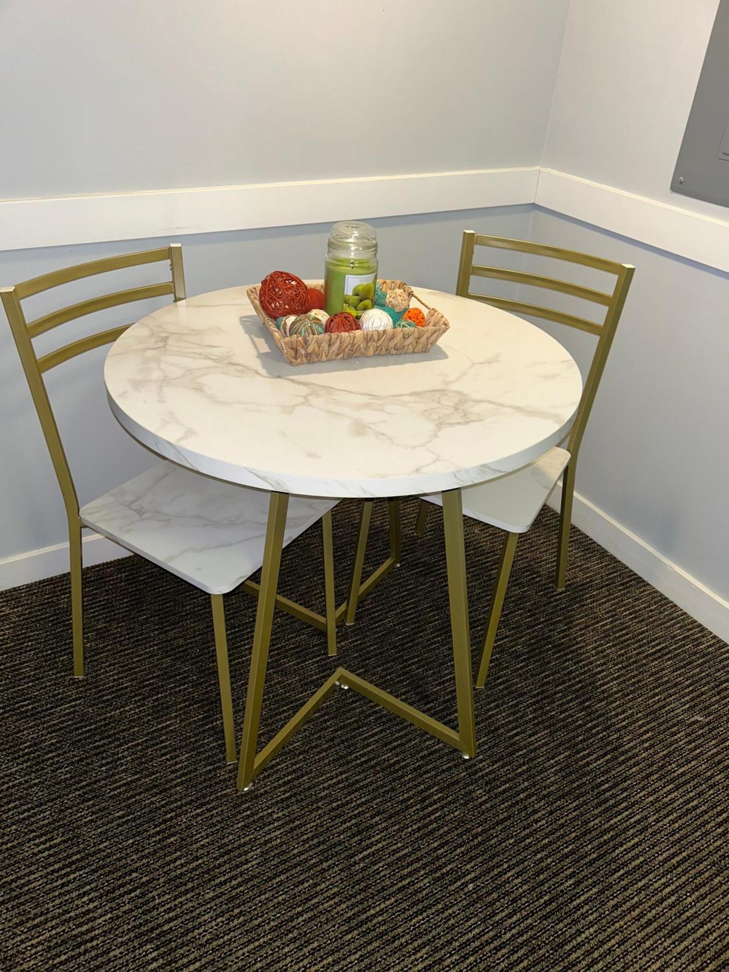 Spooky Low Rate!! Downtown With Free Parking Apartment *