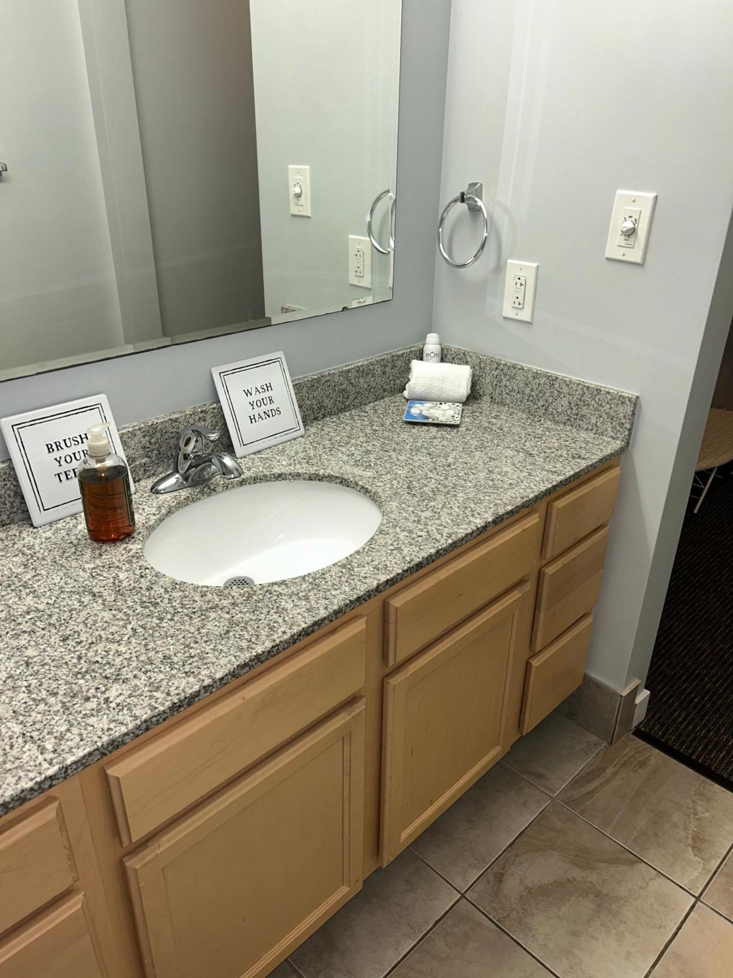 Apartment Spooky Low Rate!! Downtown With Free Parking