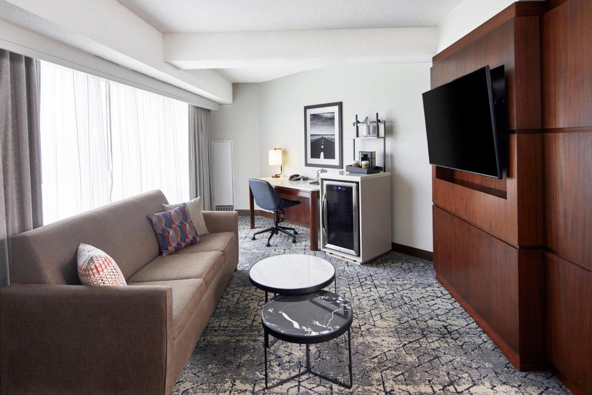 Sheraton At Keystone Crossing Hotel