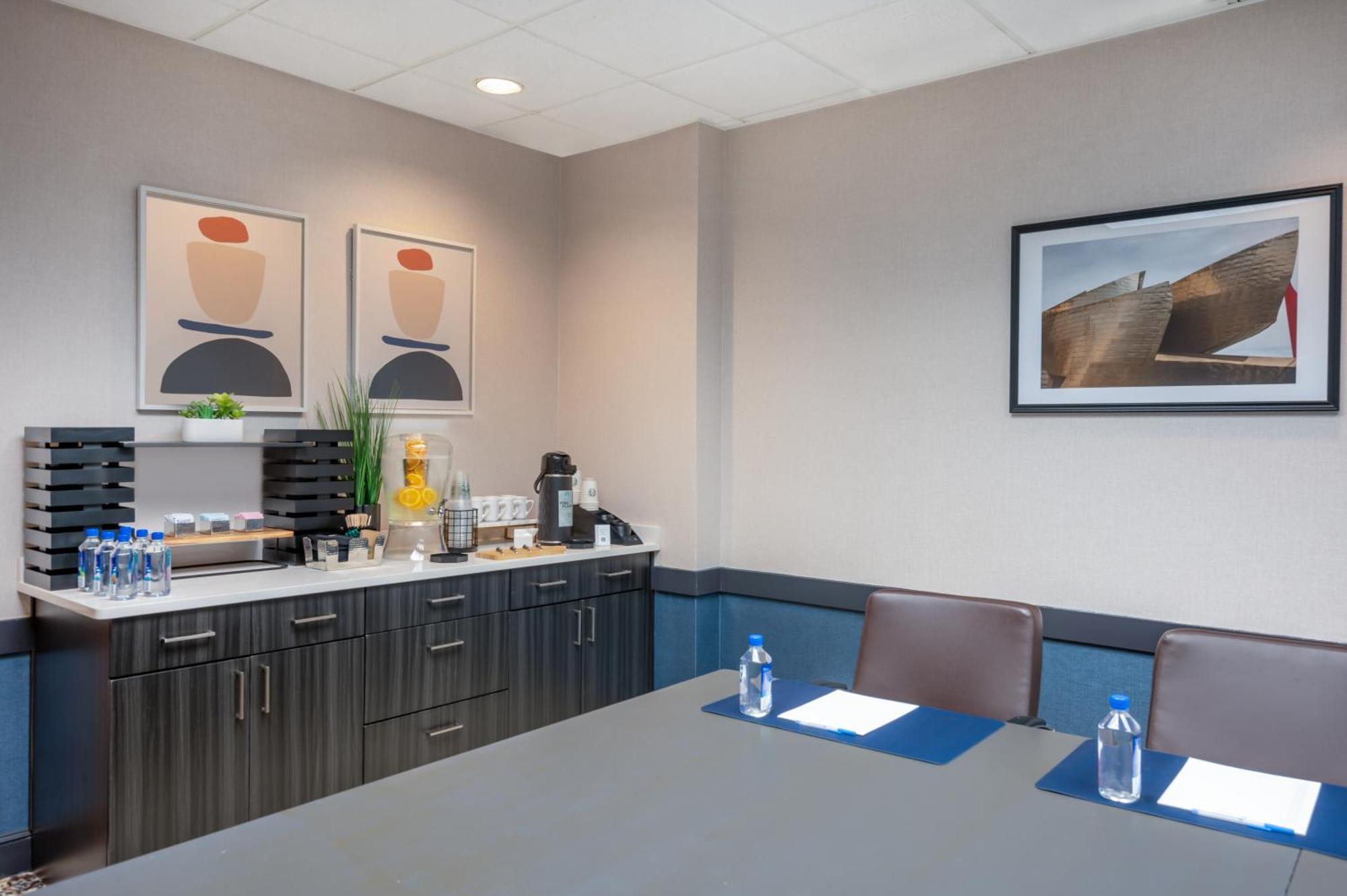 Wyndham Airport Hotel 3*