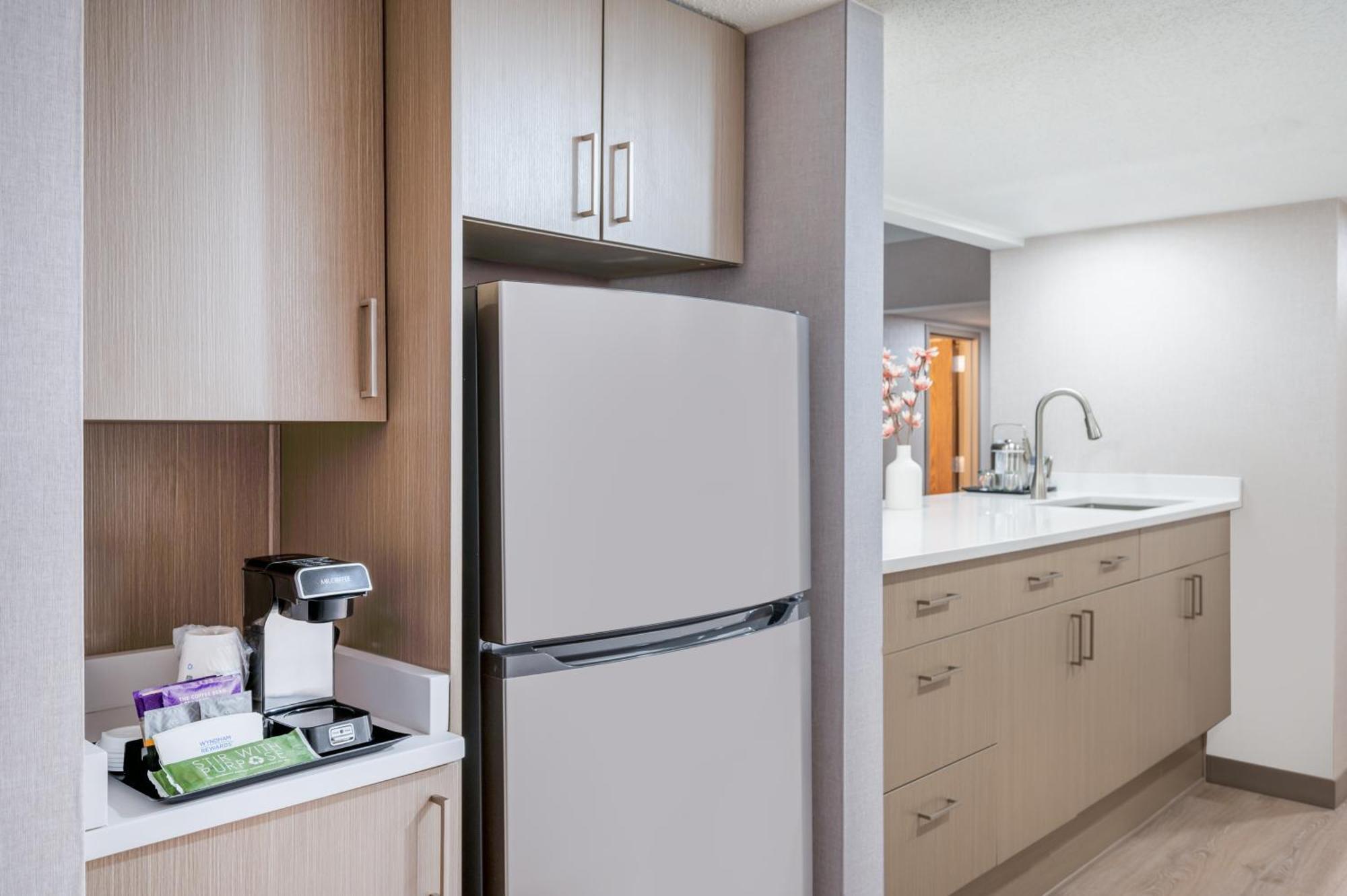 Hotel Wyndham Airport 3*
