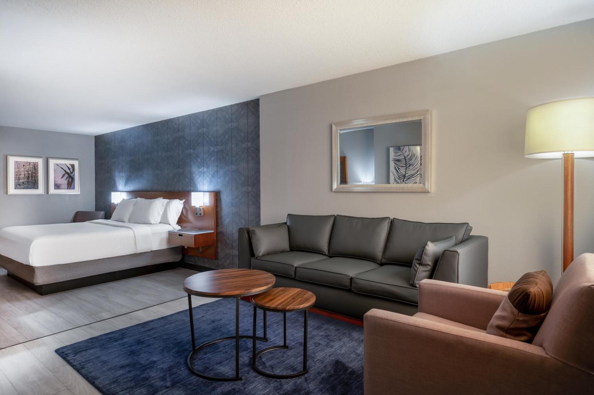 Wyndham Airport Hotel 3*