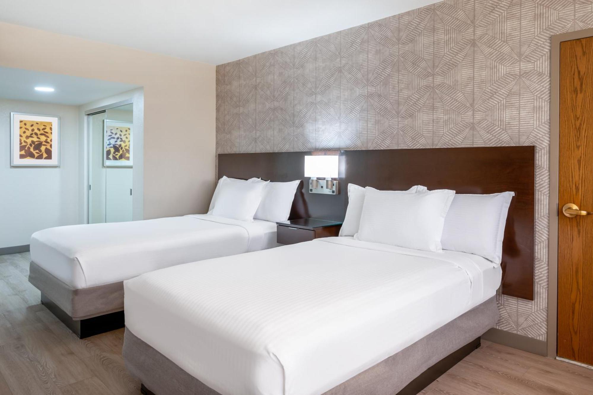 Wyndham Airport Hotel 3*