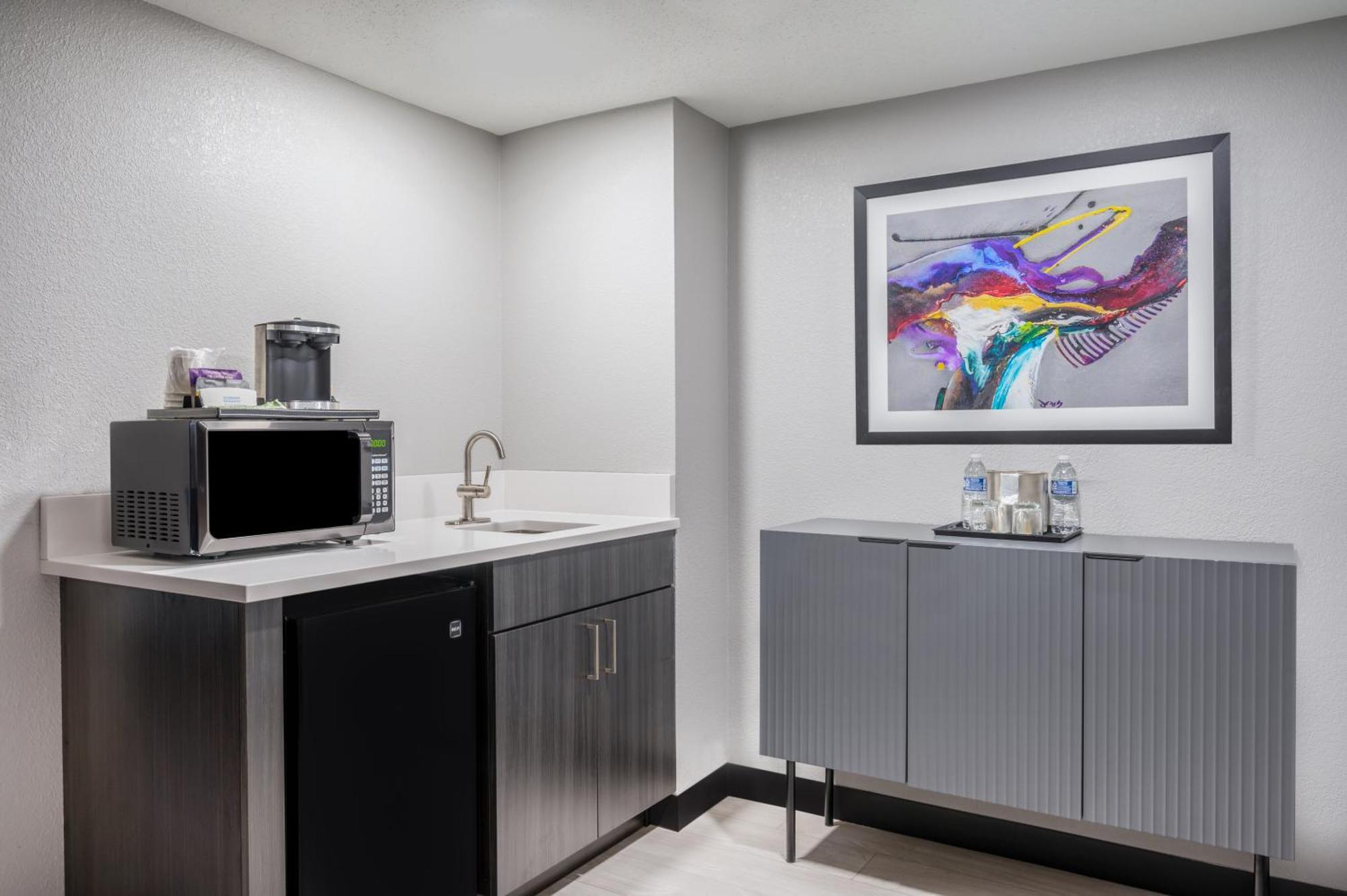 Hotel Wyndham Airport 3*