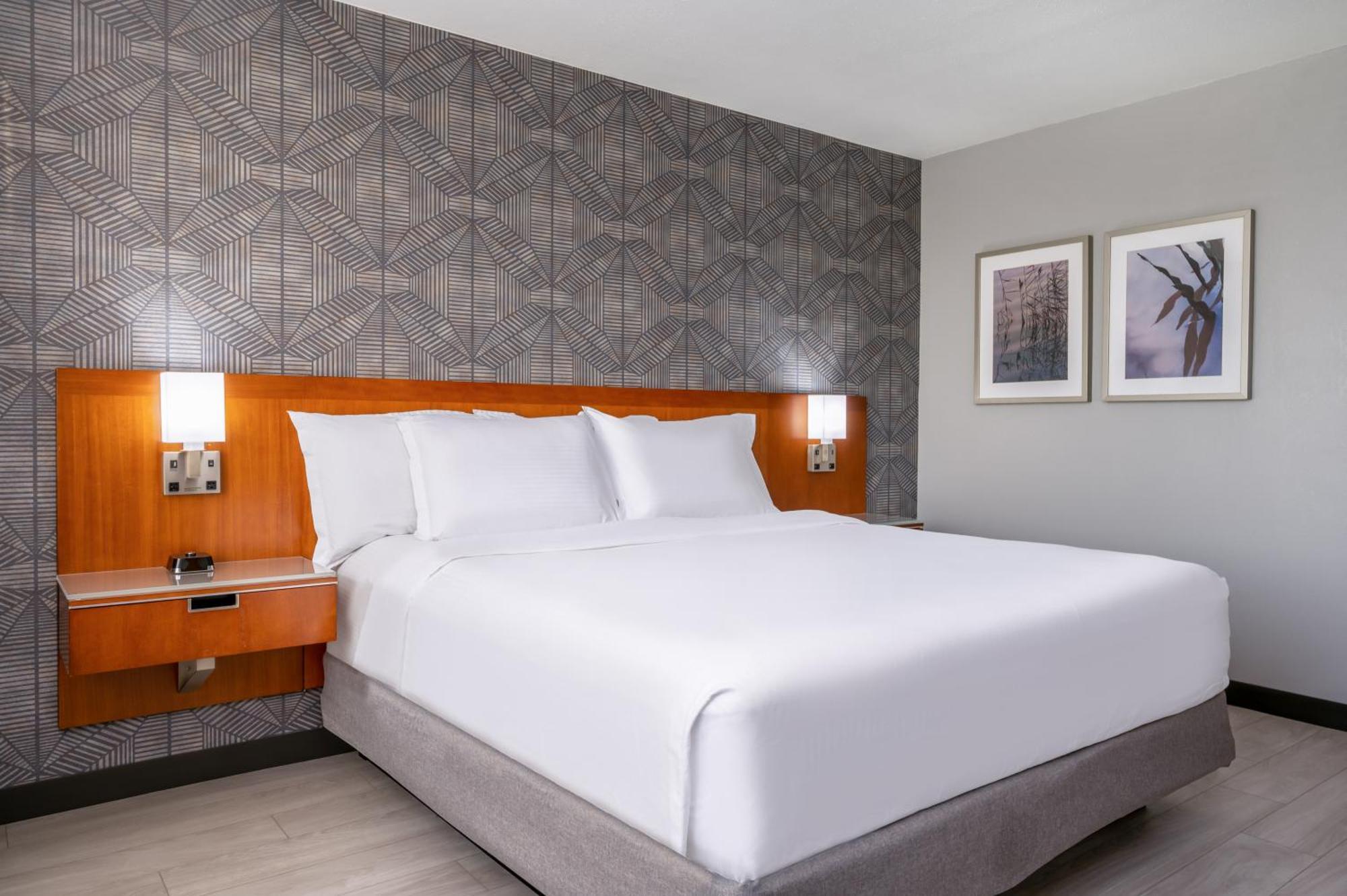 Wyndham Airport Hotel 3*