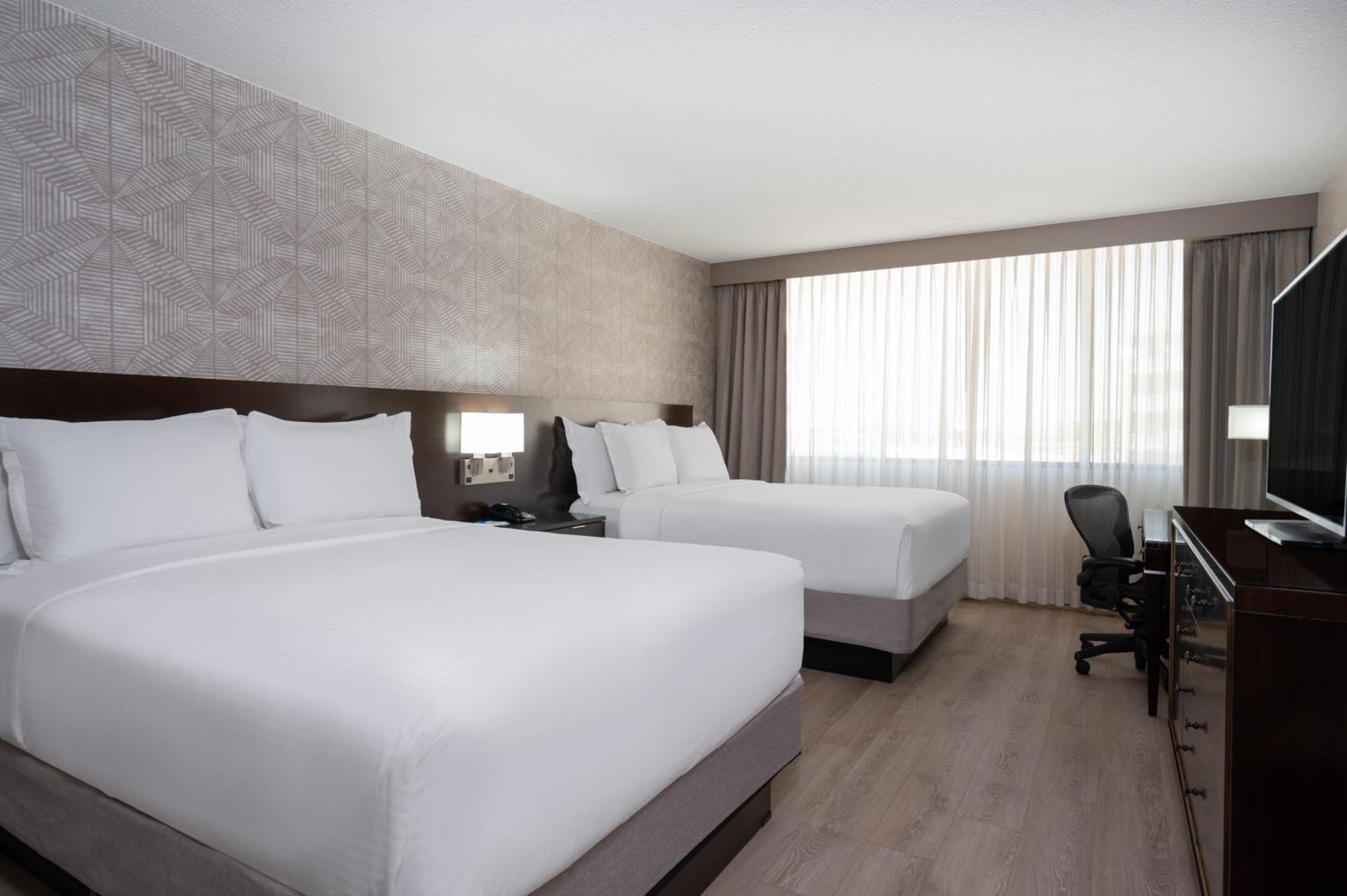 Hotel Wyndham Airport 3*