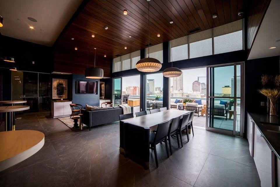 2br Balcony Gym & Pool Downtown At Cityway *