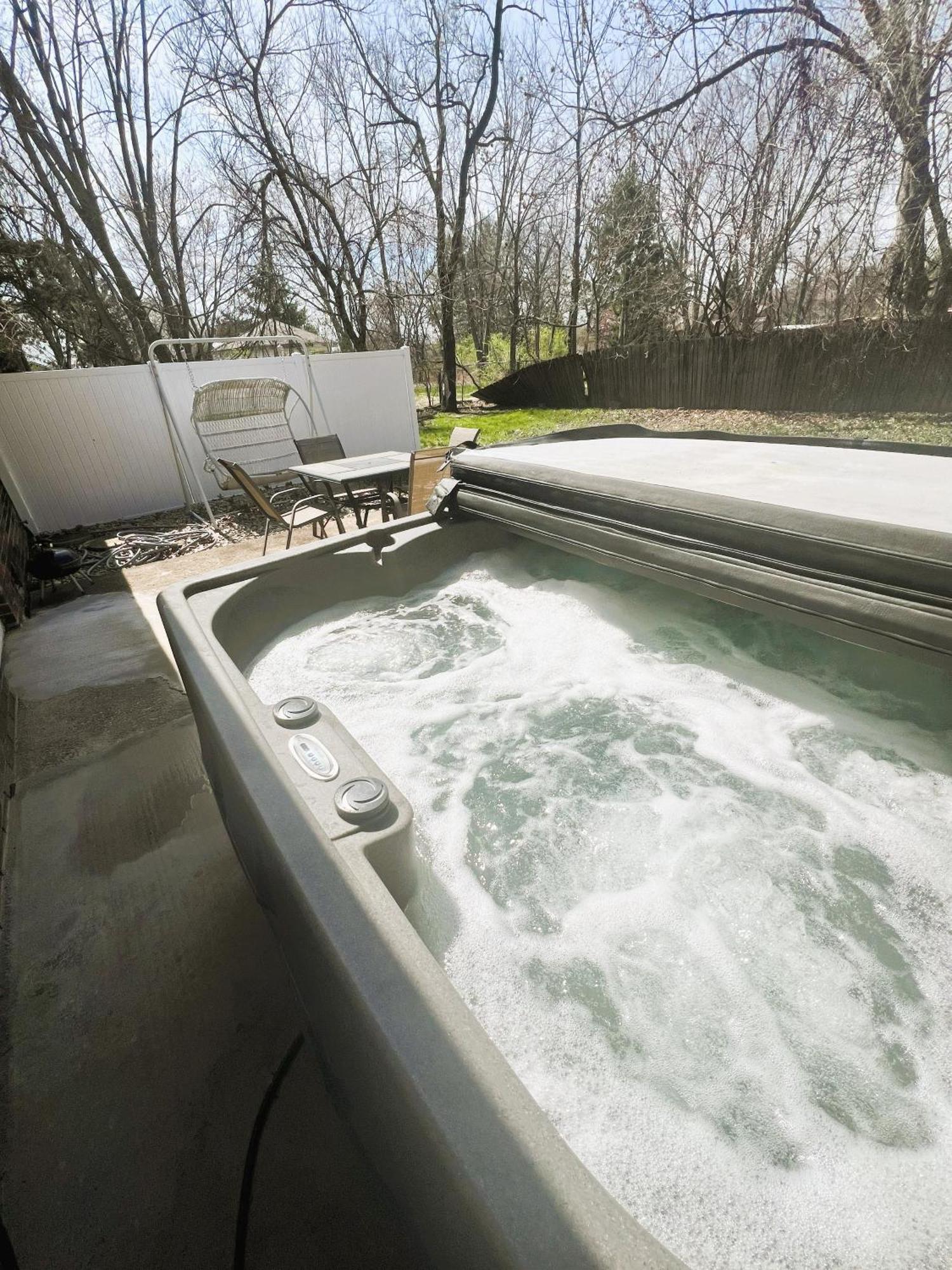 Spanish Style 3-bedroom With Hot Tub * Indianapolis