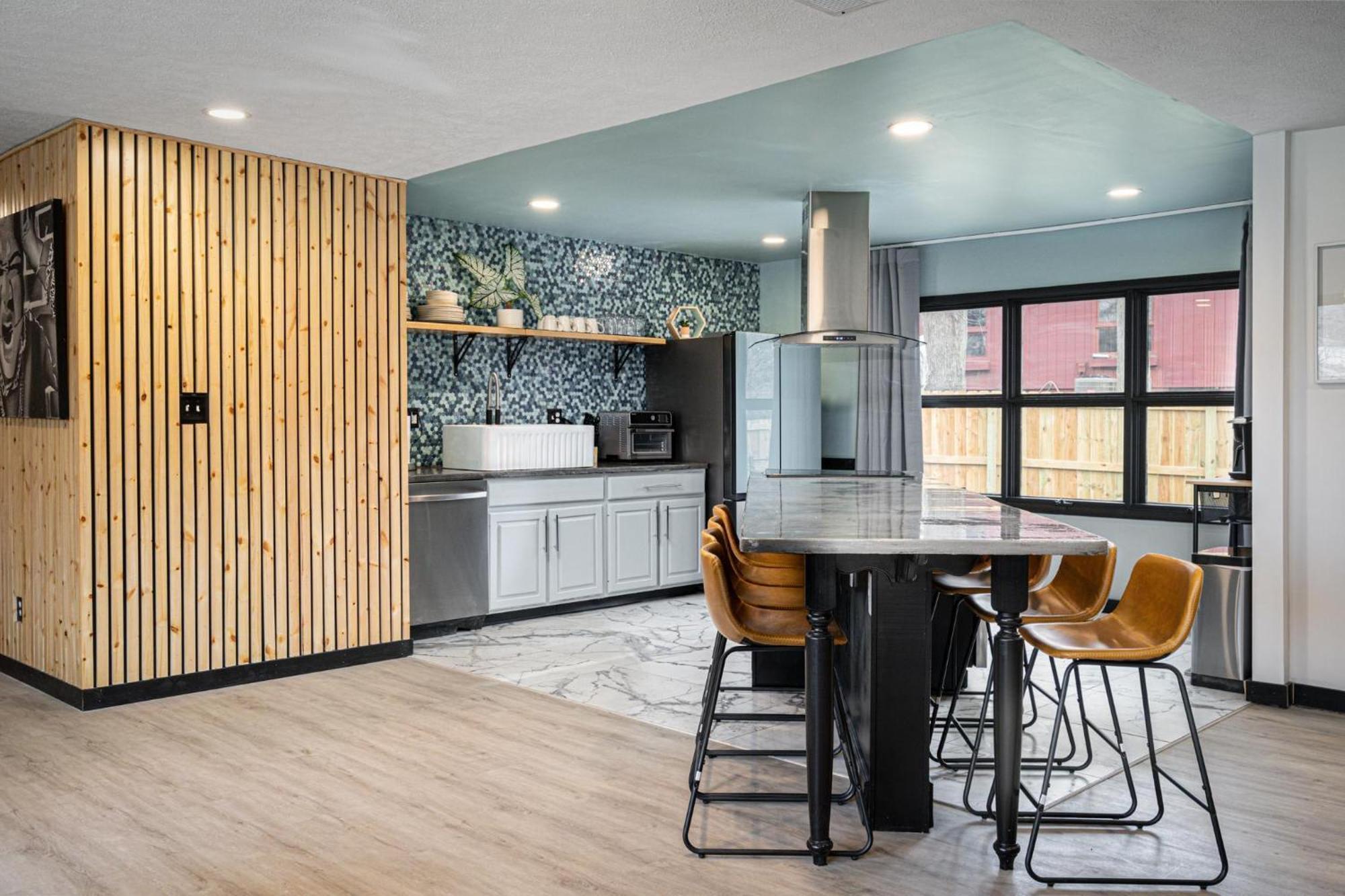 Modern 3 Bedroom W Hot Tub Movie Dog Park Holiday home *