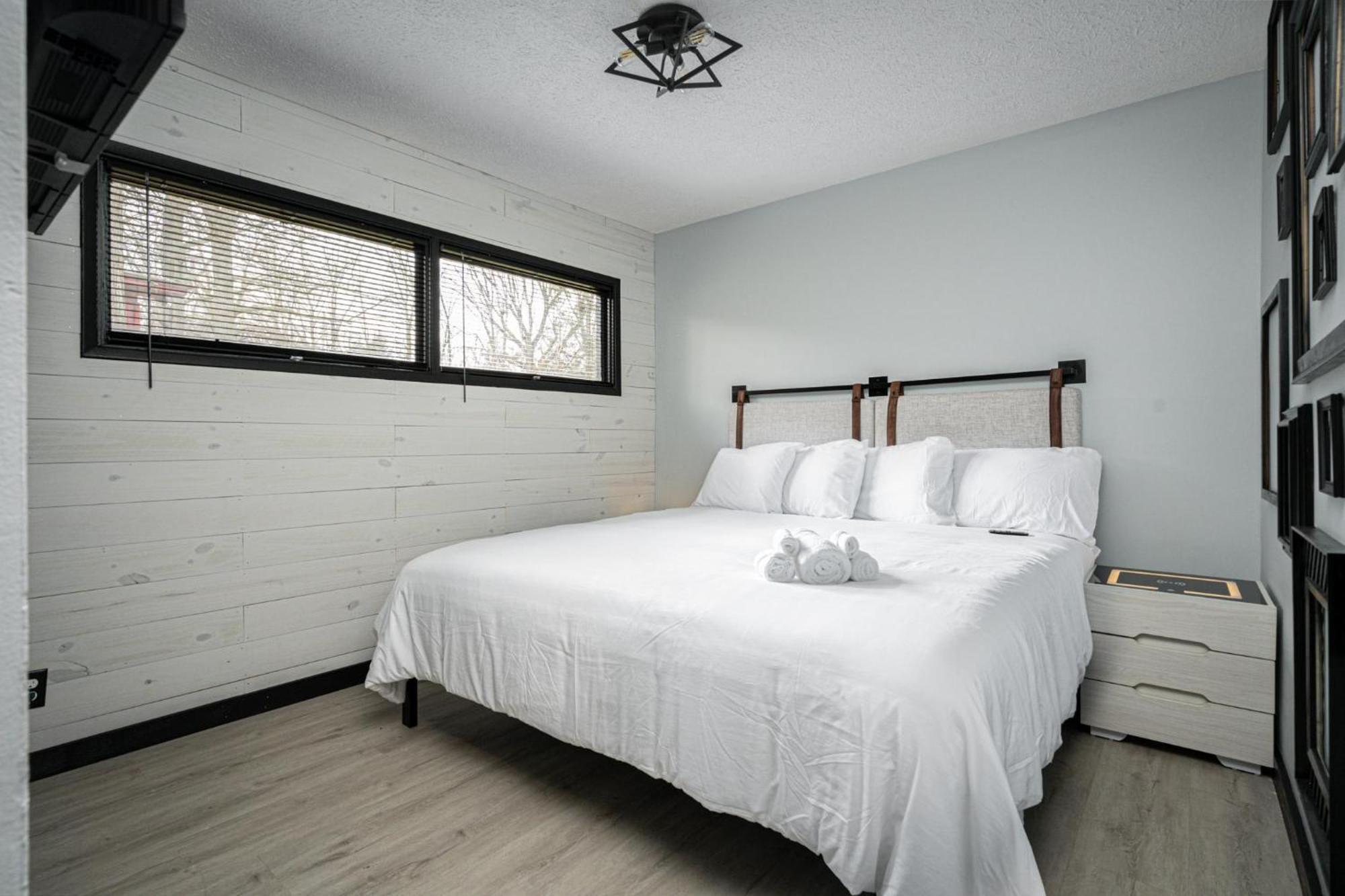 Modern 3 Bedroom W Hot Tub Movie Dog Park Holiday home Indianapolis