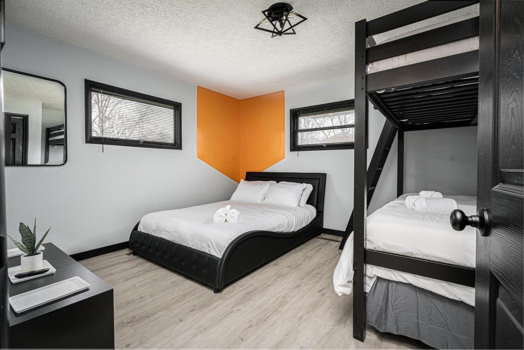 Modern 3 Bedroom W Hot Tub Movie Dog Park *