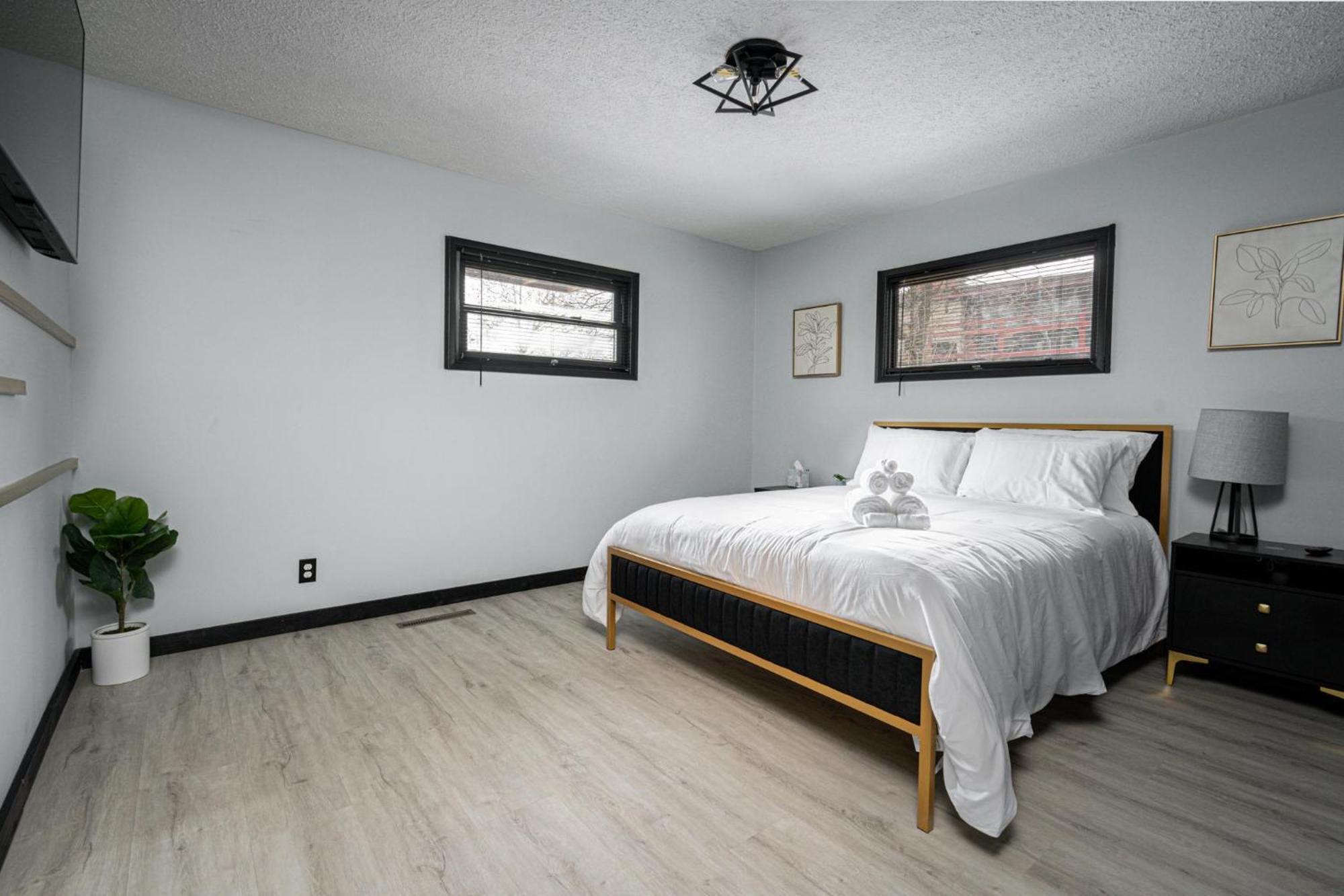 Modern 3 Bedroom W Hot Tub Movie Dog Park Indianapolis