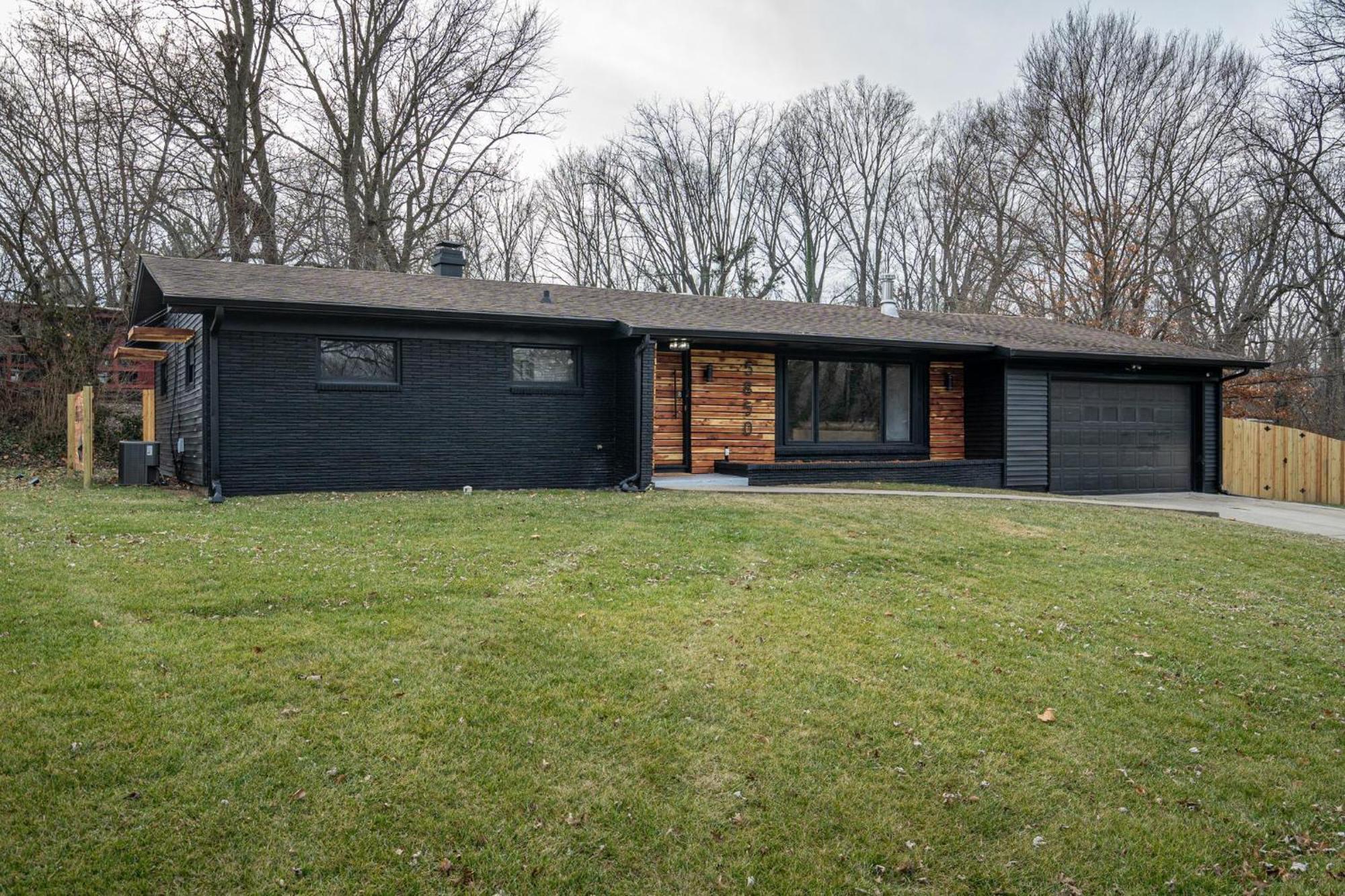 Modern 3 Bedroom W Hot Tub Movie Dog Park *