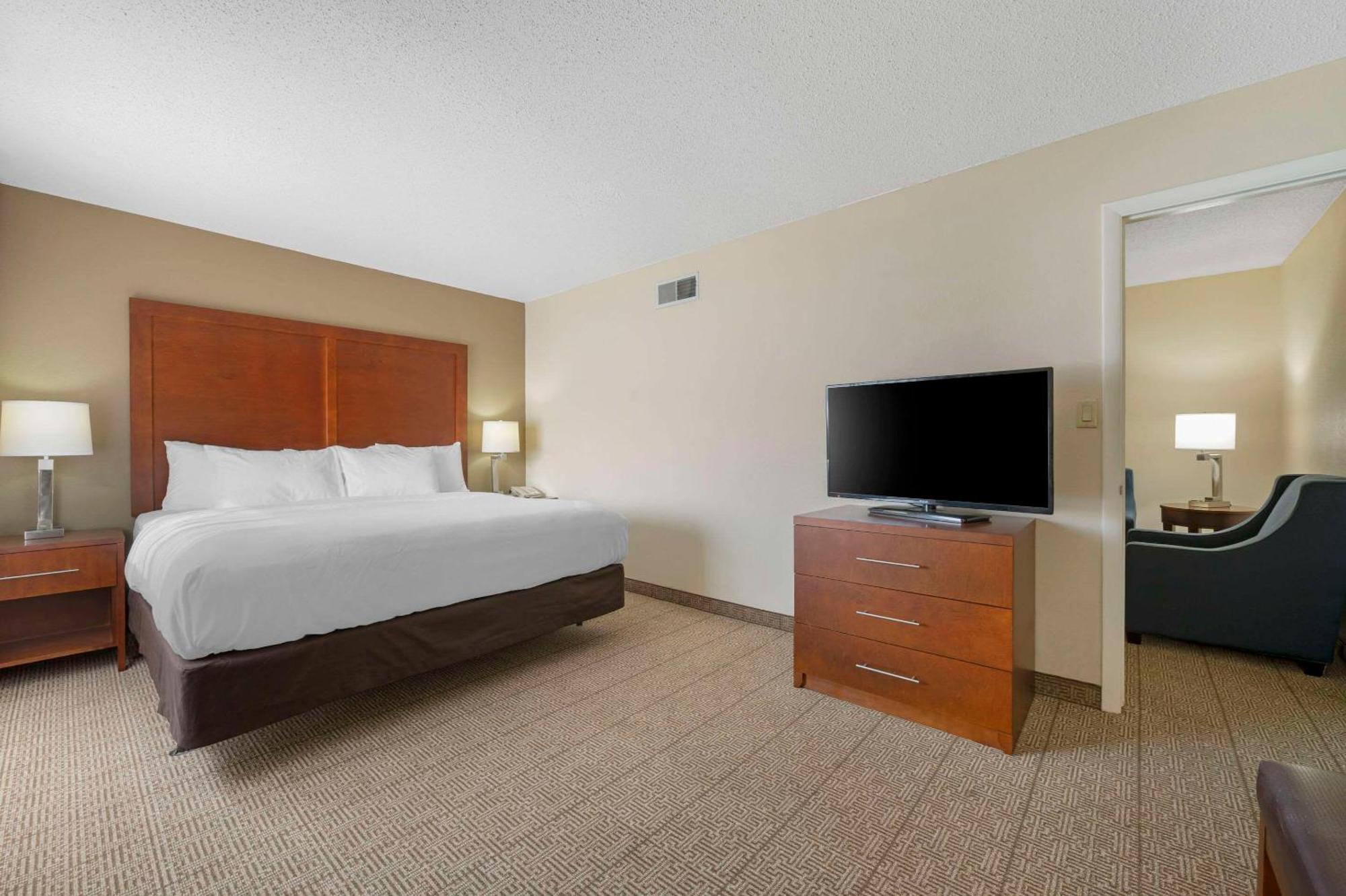 Comfort & North At The Pyramids Hotel
