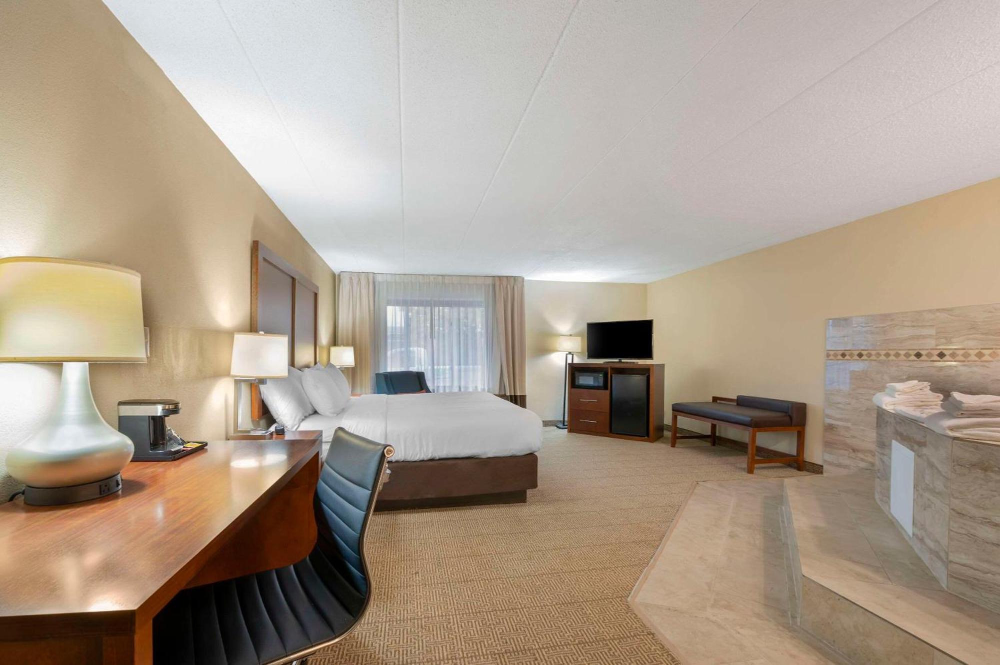 Hotel Comfort & North At The Pyramids Indianapolis