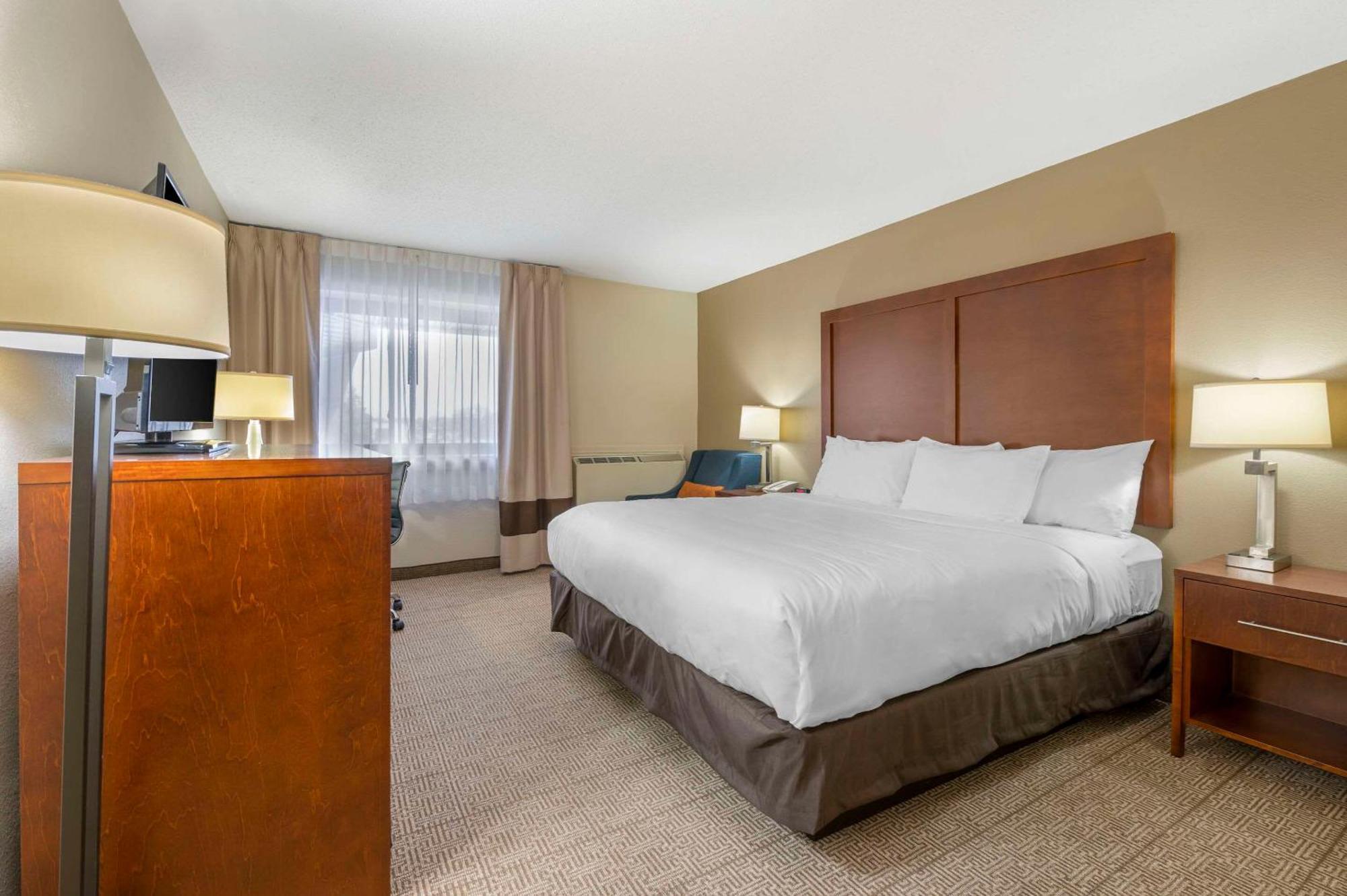 Comfort & North At The Pyramids Hotel
