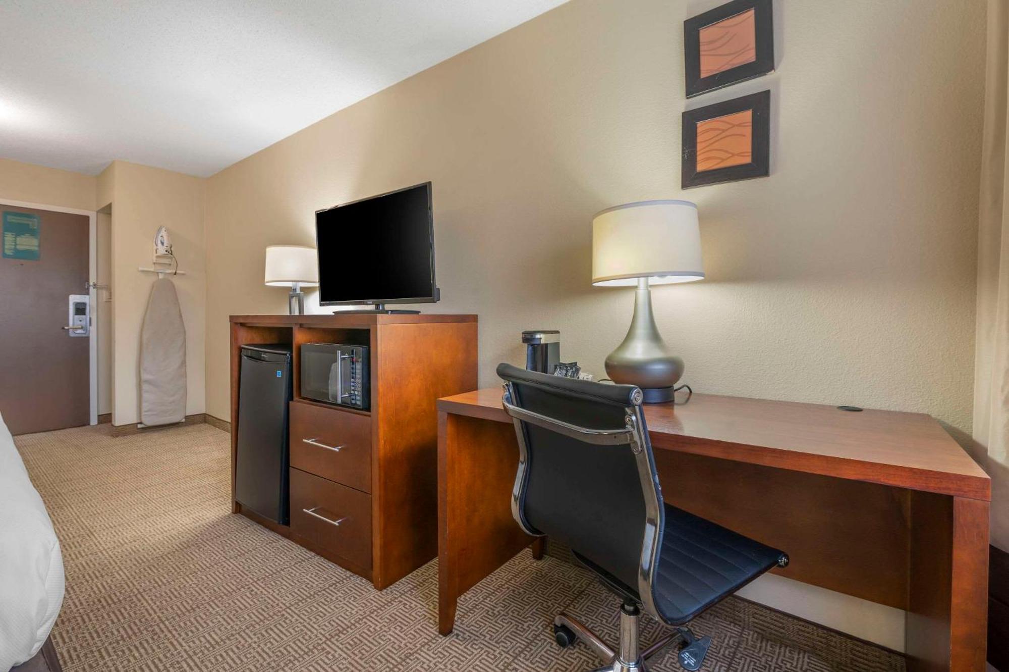 Hotel Comfort & North At The Pyramids Indianapolis