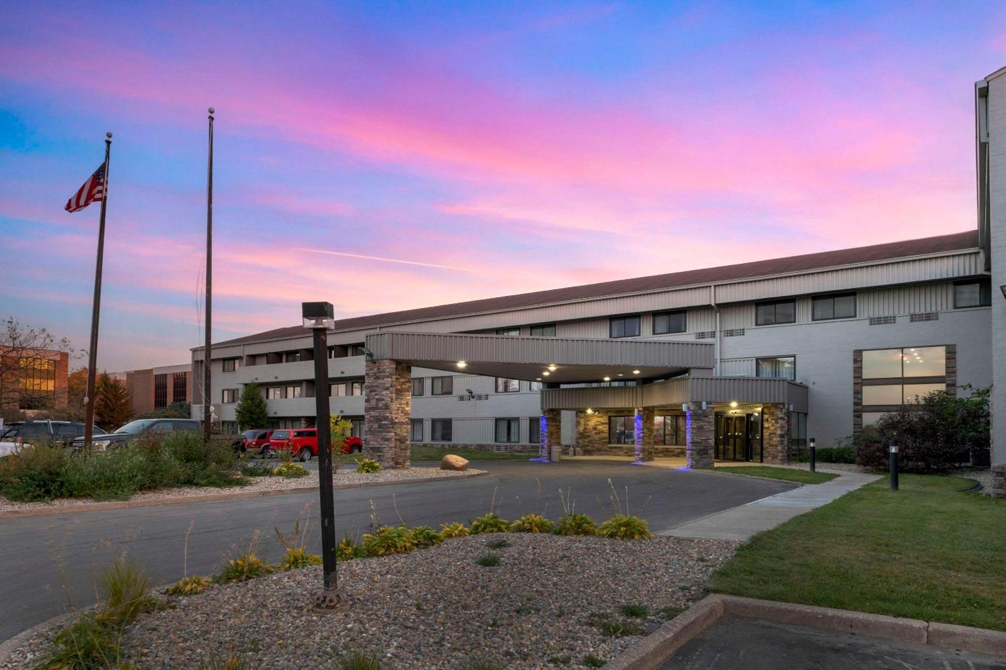 Hotel Comfort & North At The Pyramids Indianapolis
