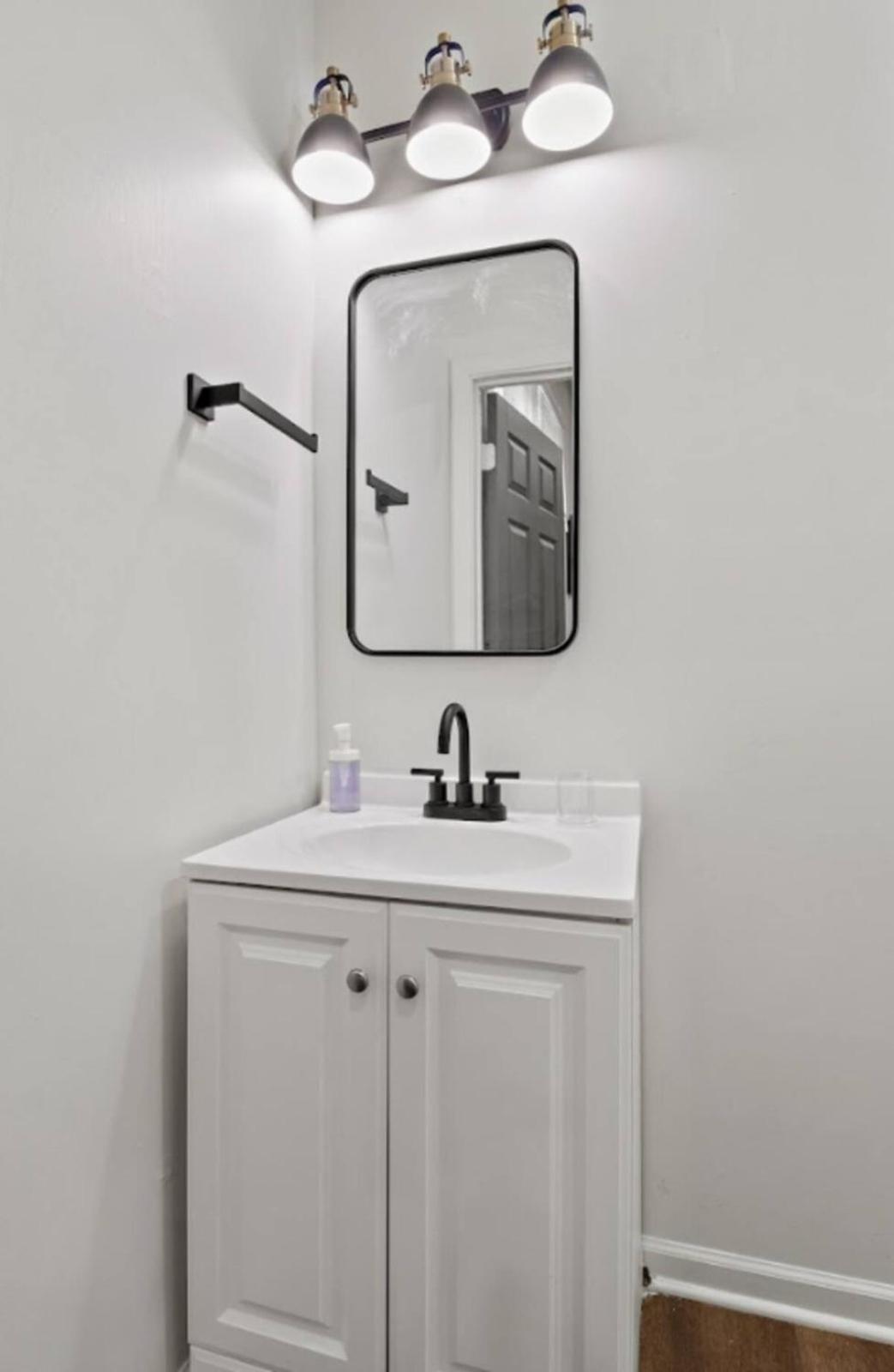 Modern - Downtown Charm - Ideal Location *
