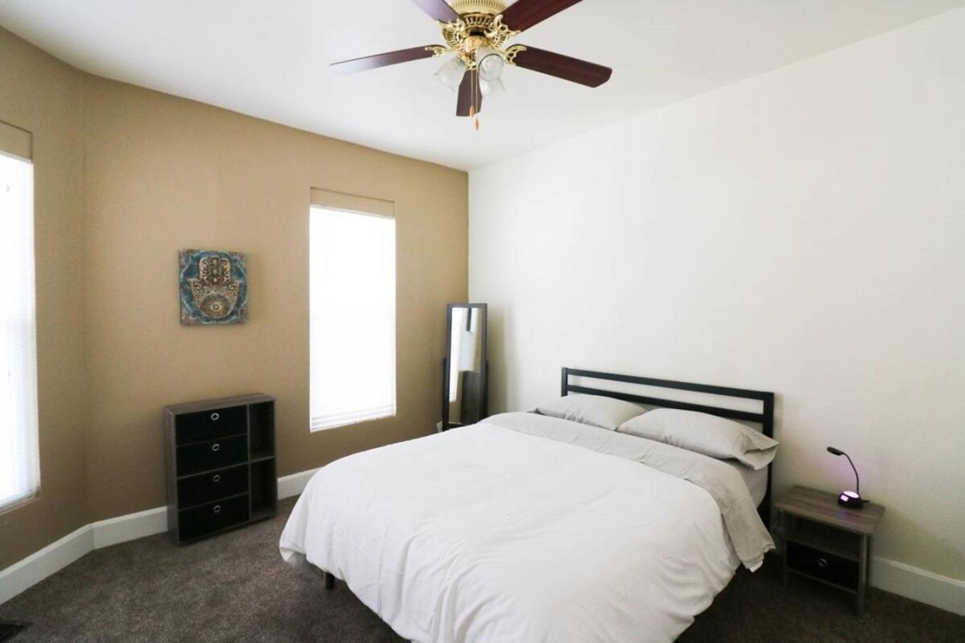 Downtown Indy Unit - 2 Beds, Workspace & Parking Apartment *