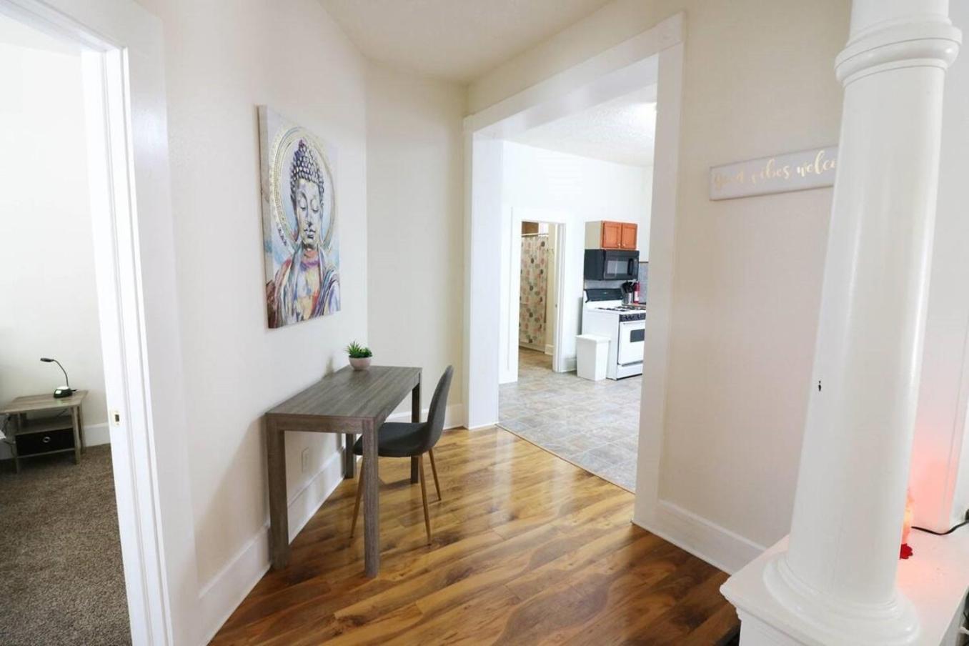 Apartment Downtown Indy Unit - 2 Beds, Workspace & Parking *