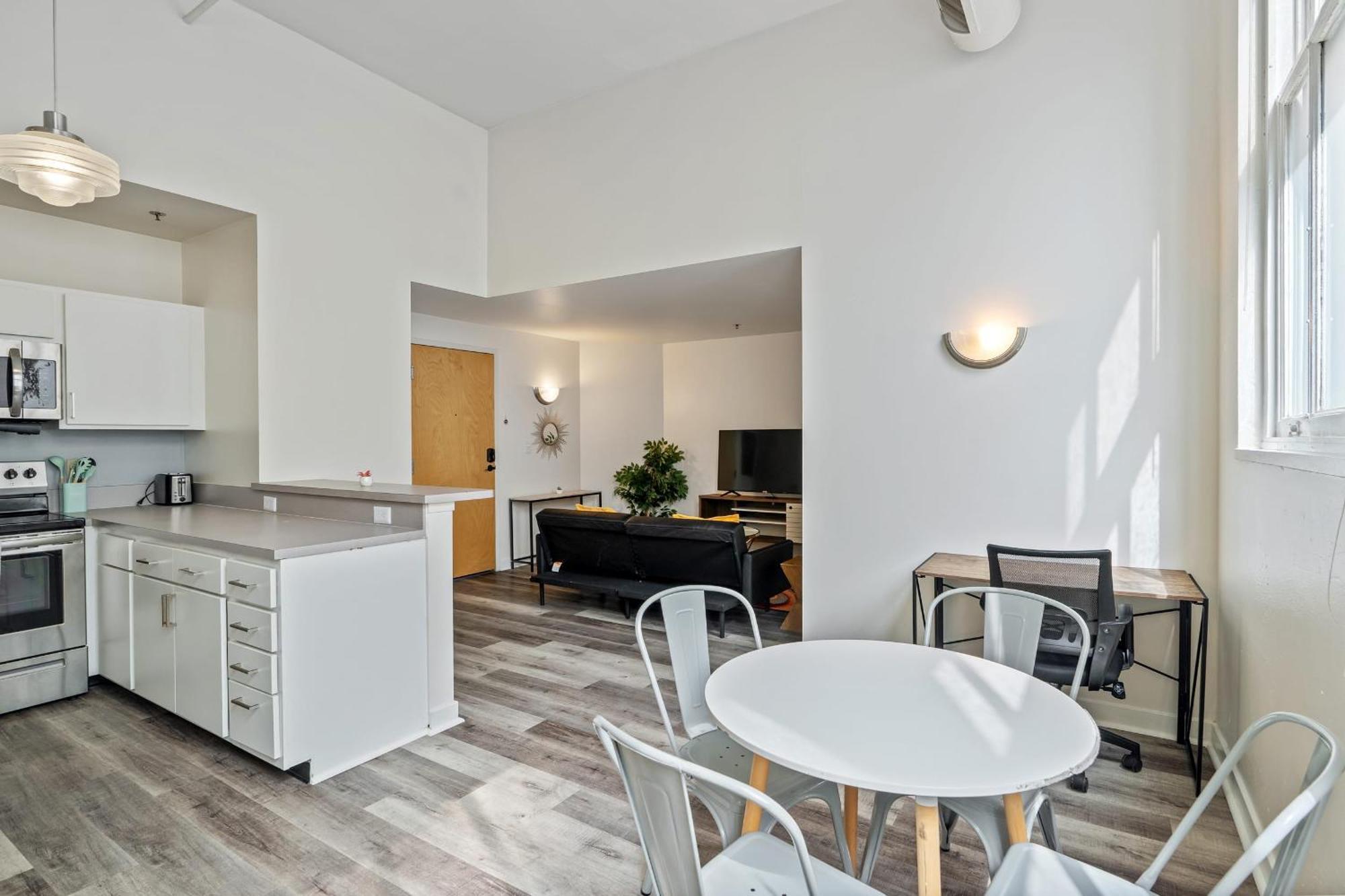 Cozysuites - 1br With Direct Skybridge Access #4