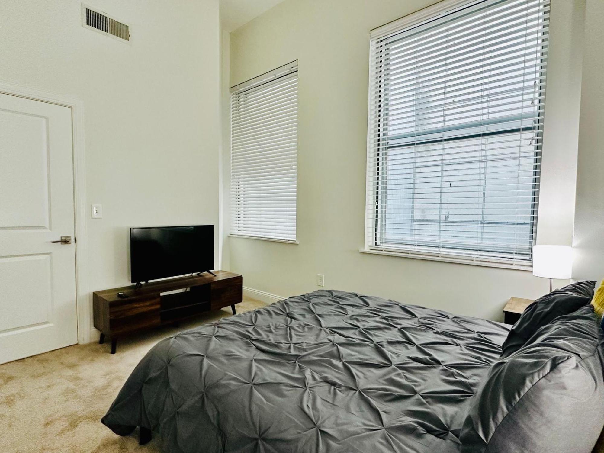 Apartment Two Bedroom Game Day With 100 Projector Tv *