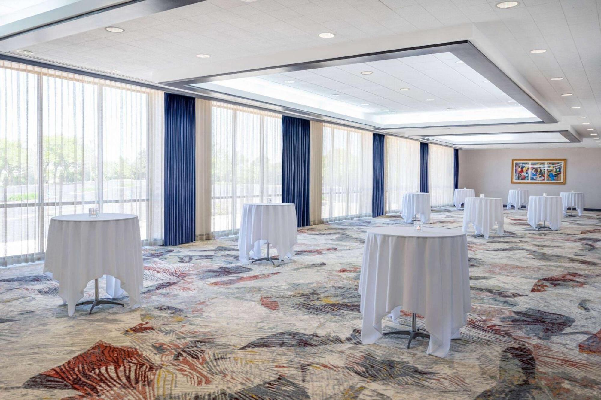 Wyndham Airport Hotel 3*