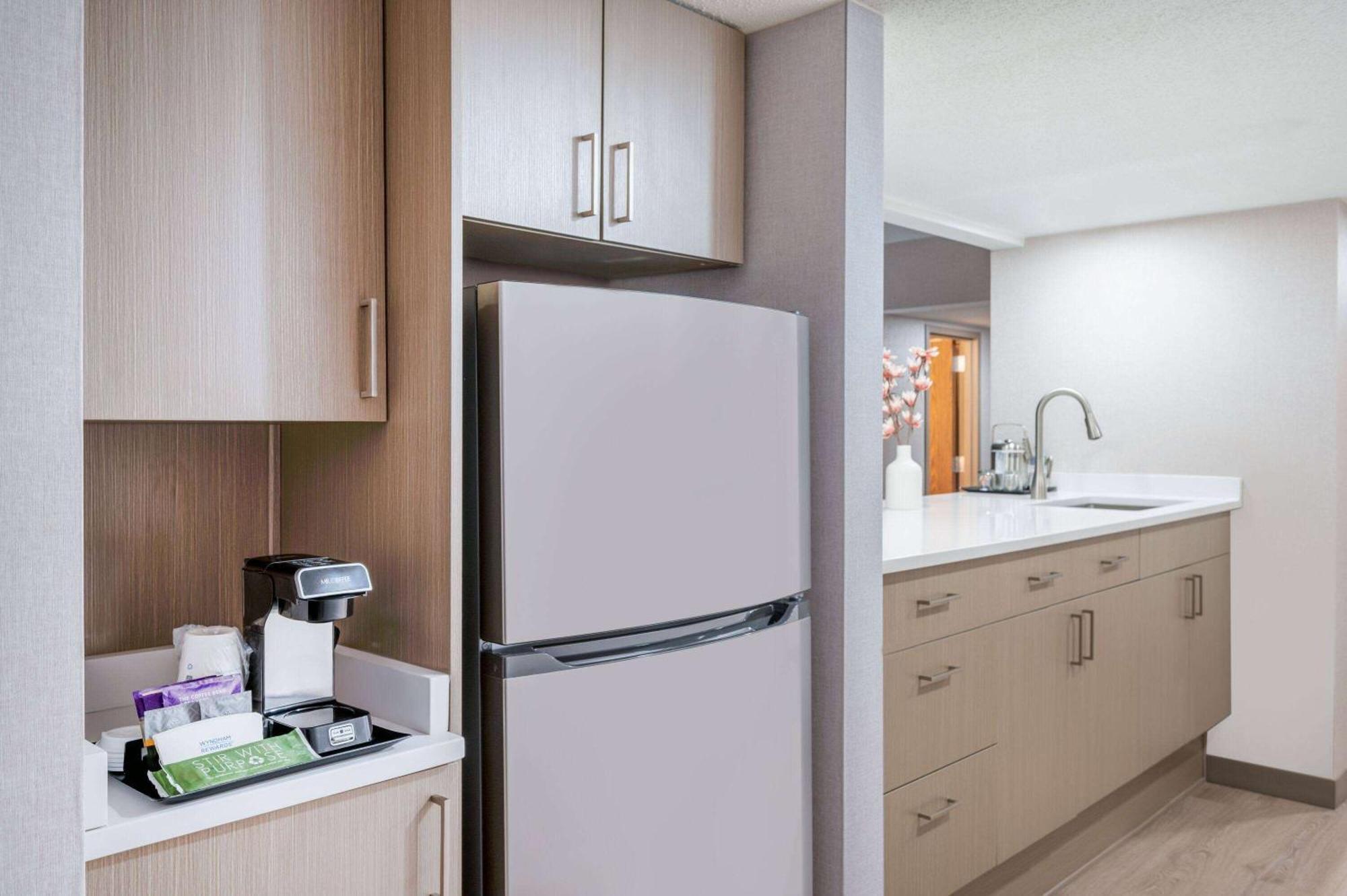 Wyndham Airport Hotel 3*