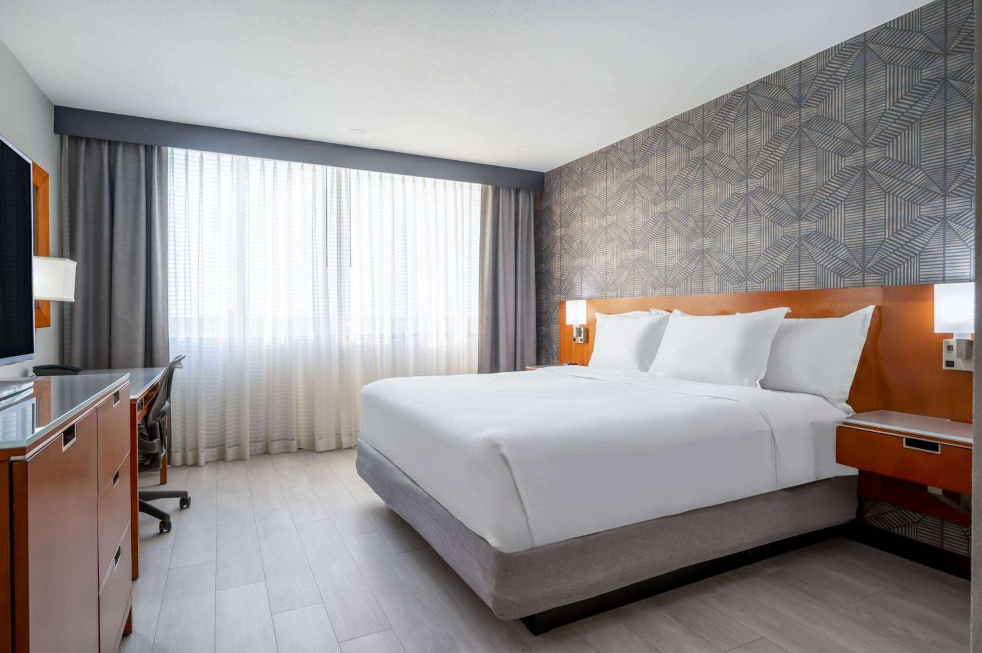 Wyndham Airport 3*