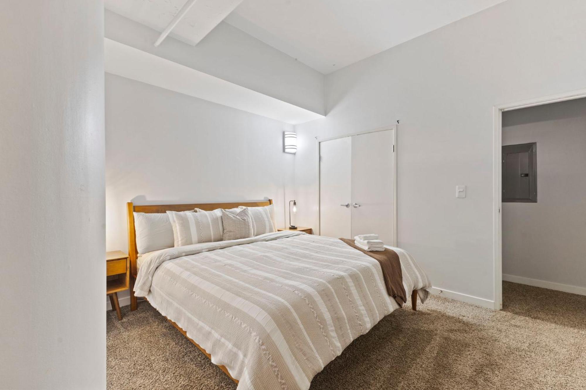 Modern 2br Downtown Indy Skywalk Indianapolis