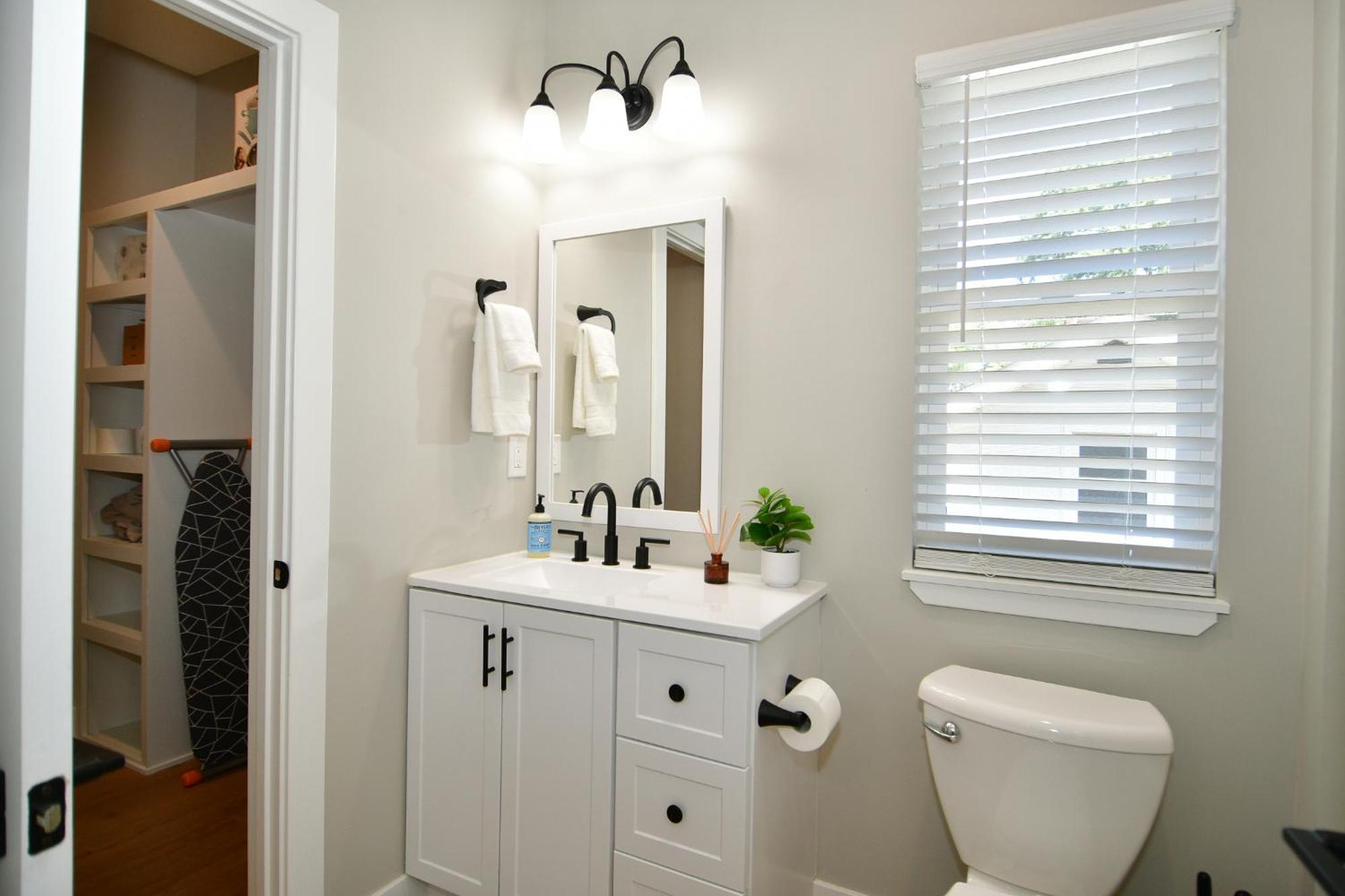 Charming Modern Duplex Well Located Near Broad Ripple Apartment *