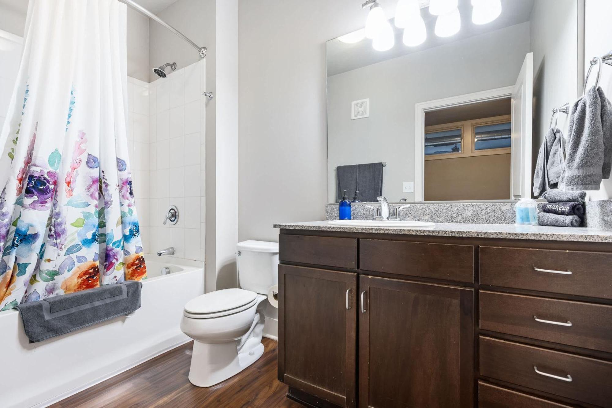 Free Parking Gym & Pool Downtown At Cityway Apartment