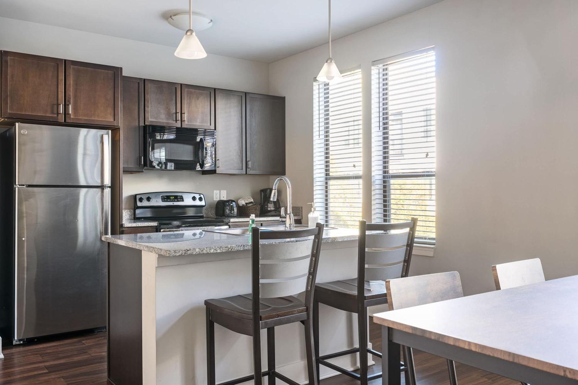 Free Parking Gym & Pool Downtown At Cityway Apartment