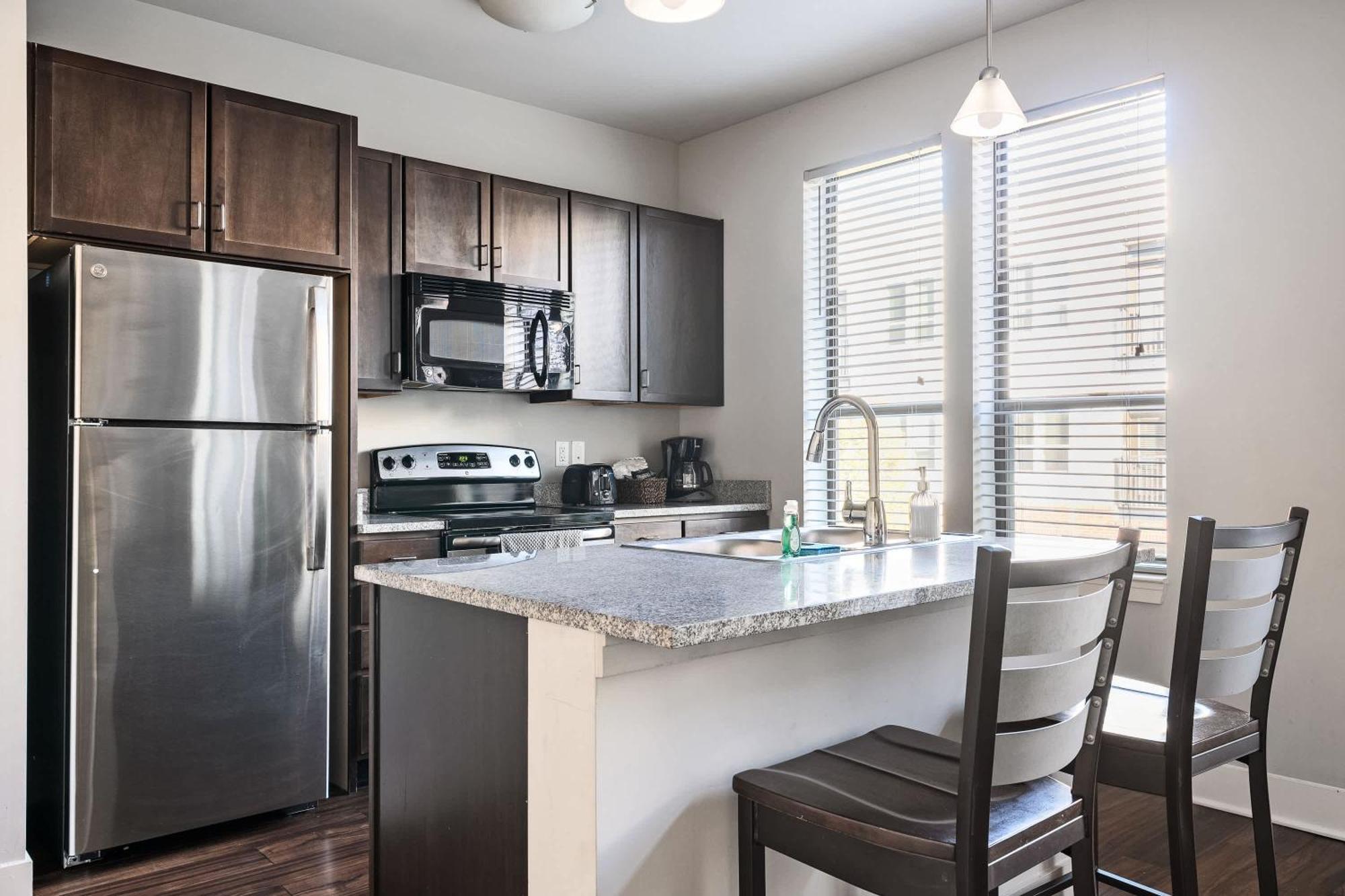 Free Parking Gym & Pool Downtown At Cityway Apartment
