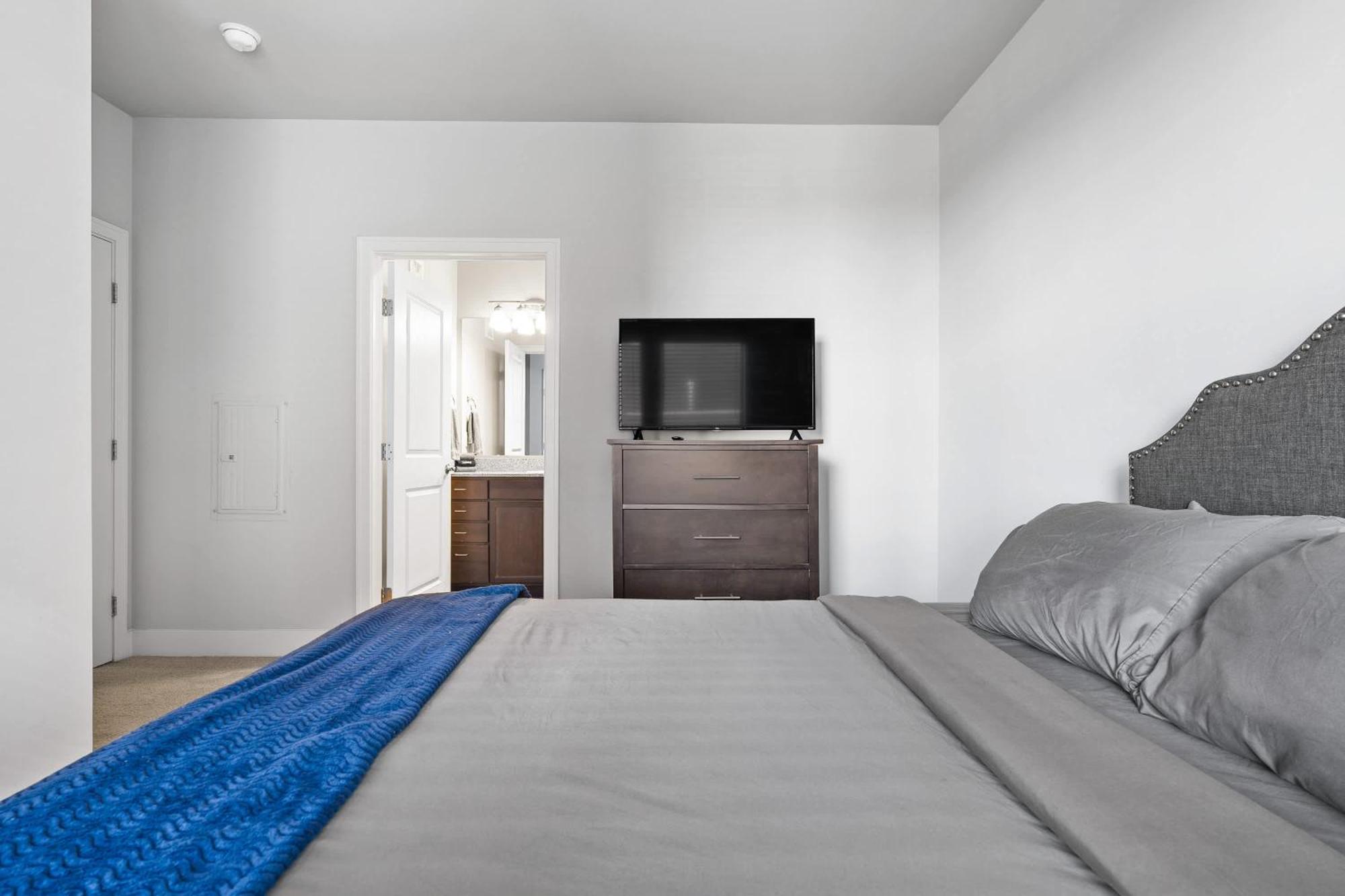 2br Balcony Gym & Pool Downtown At Cityway Apartment