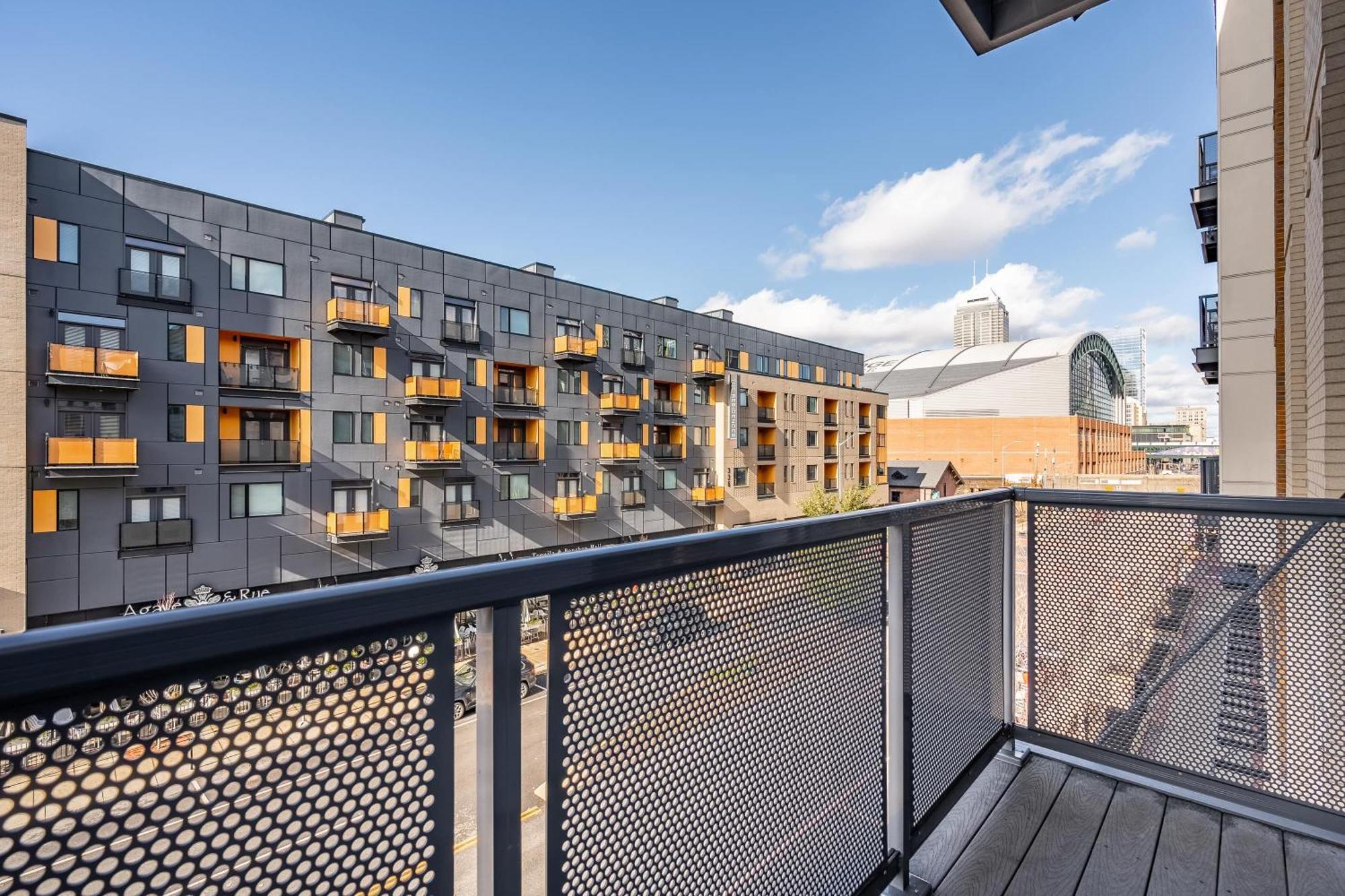 2br Balcony Gym & Pool Downtown At Cityway Apartment Indianapolis