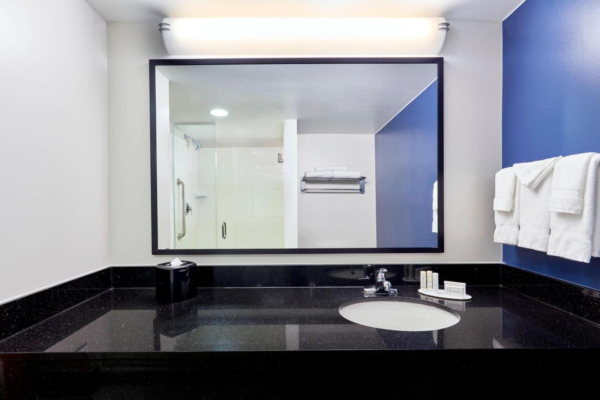 Fairfield Downtown Hotel 3*