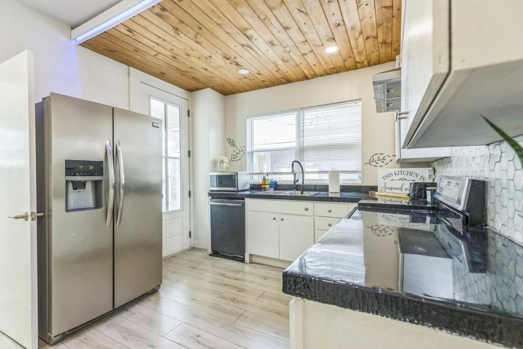 Apartment Amazing New Minutes To Downtown & Stadium!