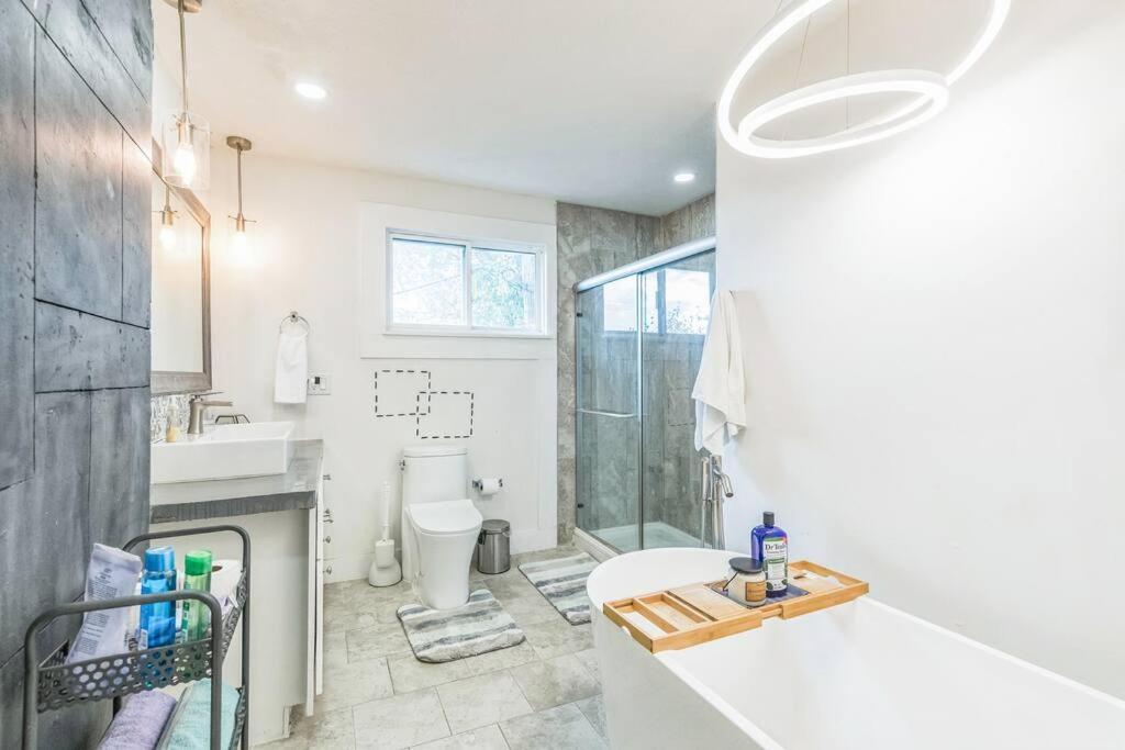 Apartment Amazing New Minutes To Downtown & Stadium! *