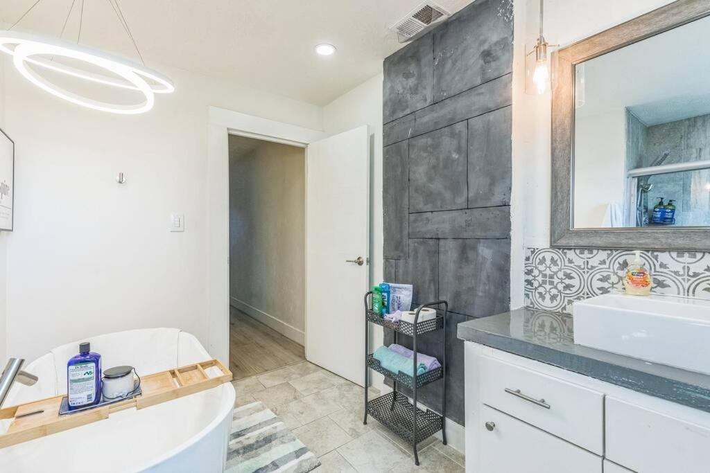 Amazing New Minutes To Downtown & Stadium! Apartment Indianapolis
